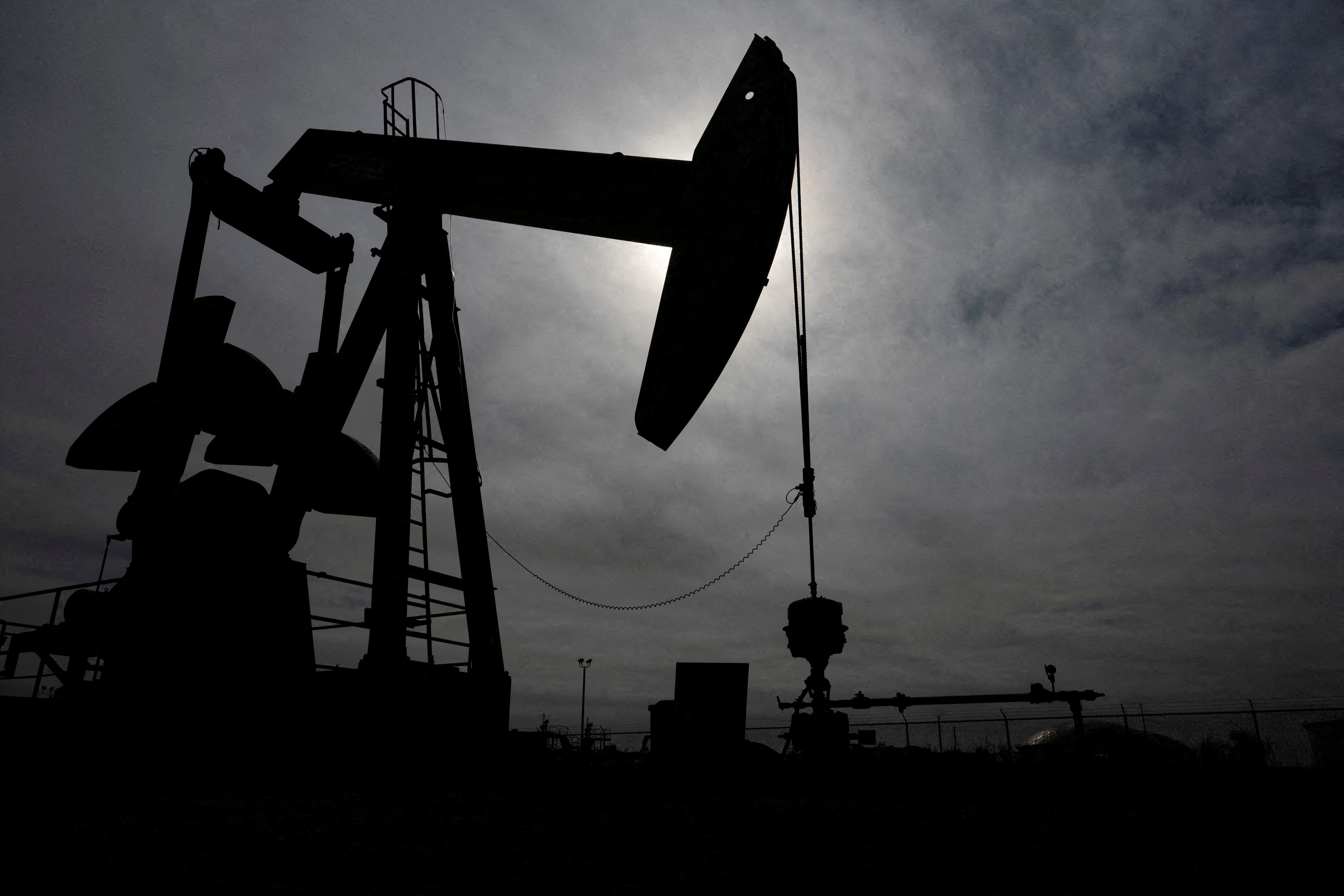 El precio del petr&oacute;leo vuelve a orillar los USD 90 al estancarse una salida para el conflicto entre EEUU e Ir&aacute;n