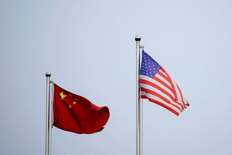 FOTO DE ARCHIVO: Las banderas de China y Estados Unidos en Shanghái, China, el 14 de abril de 2021. REUTERS/Aly Song