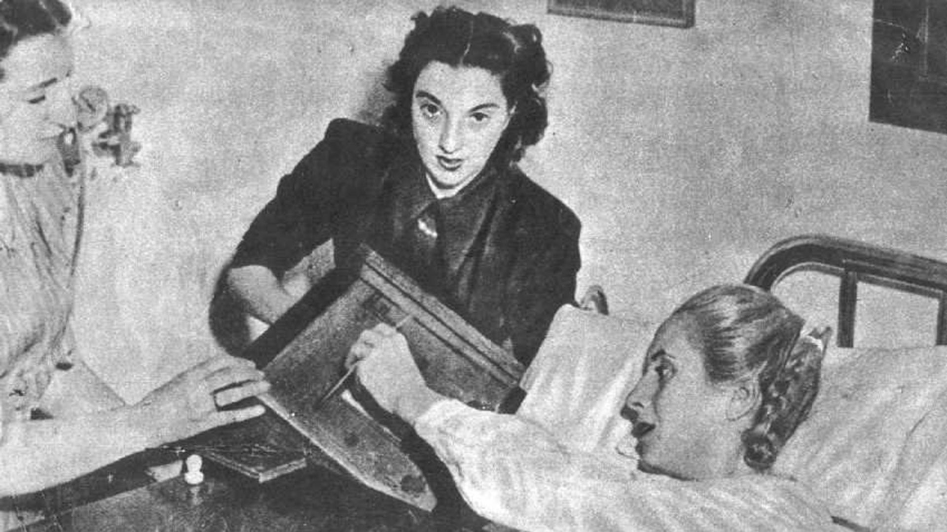 Eva Perón emite su voto desde la cama del hospital 