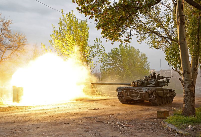 Foto del jueves de combatientes prorruosos disparando desde un tanque en  Mariupol
May 5, 2022. REUTERS/Alexander Ermochenko