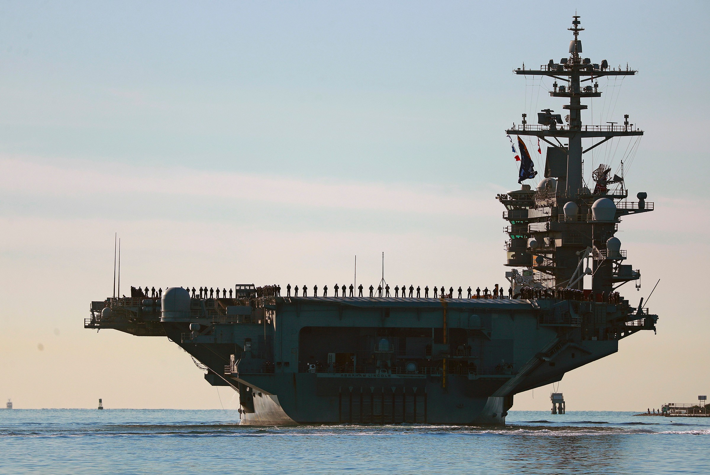 El USS Abraham Lincoln lleva m&aacute;s de 260 d&iacute;as desplegado por la guerra con Ir&aacute;n y bati&oacute; un r&eacute;cord hist&oacute;rico de la Marina de EEUU