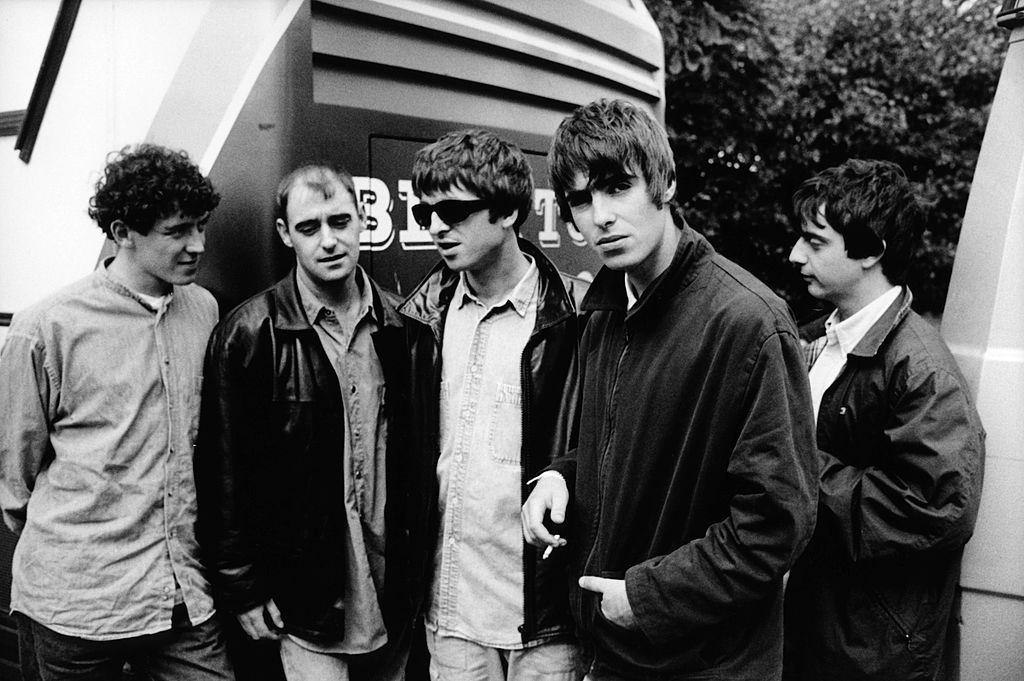 La formación original de Oasis en una de sus primeras giras. Los dos primeros discos los convirtieron en estrellas globales  (Photo by Michel Linssen/Redferns)
