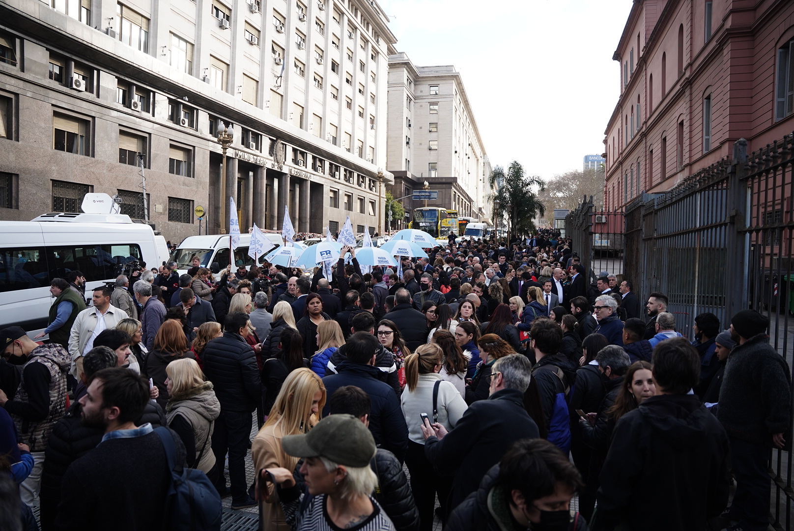 Seguidores del Frente Renovador afuera de Casa Rosada 