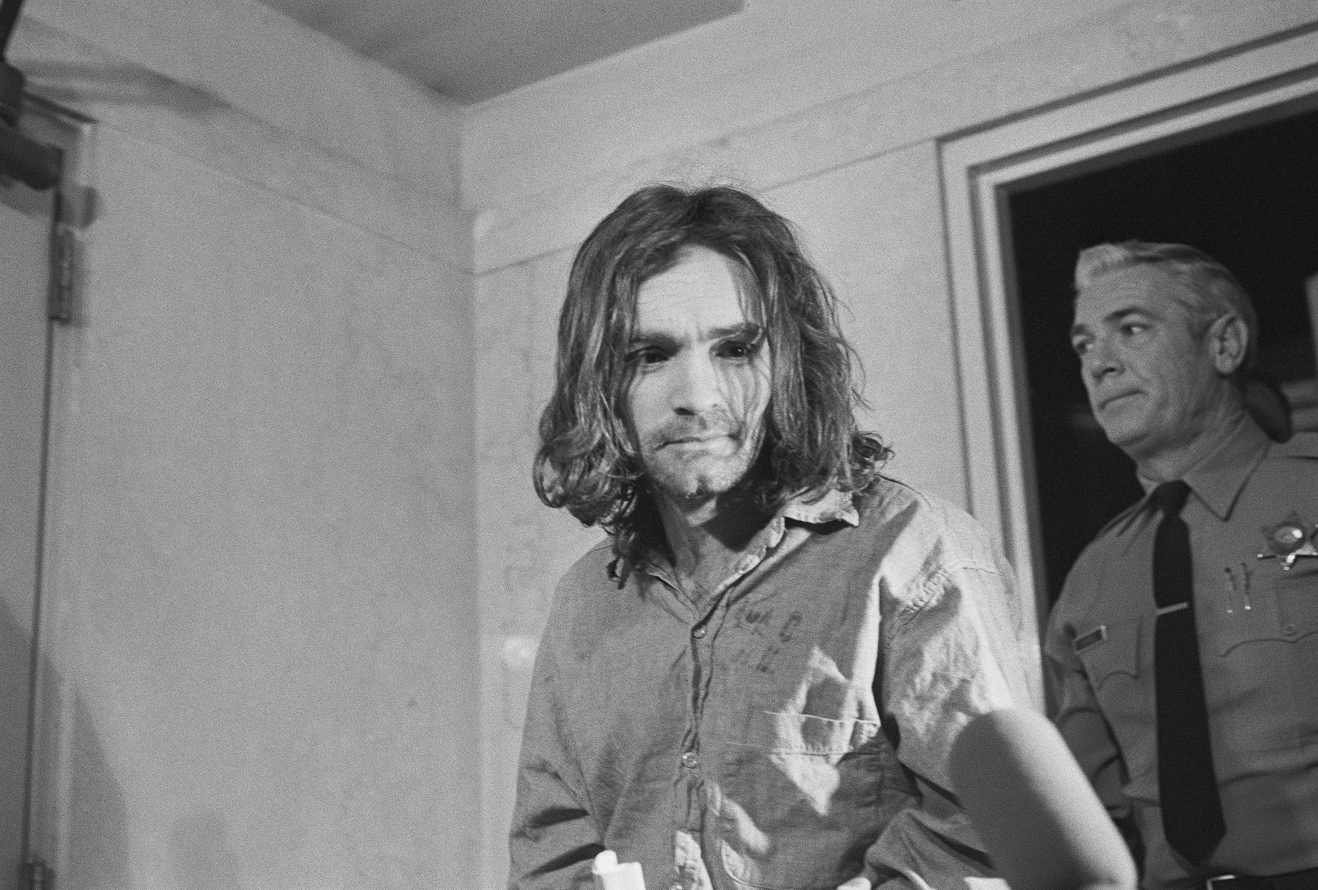 Charles Manson, el líder de un culto hippie que ordenó la masacre de Sharon Tate creyendo que era inminente el inicio de una guerra racial 
