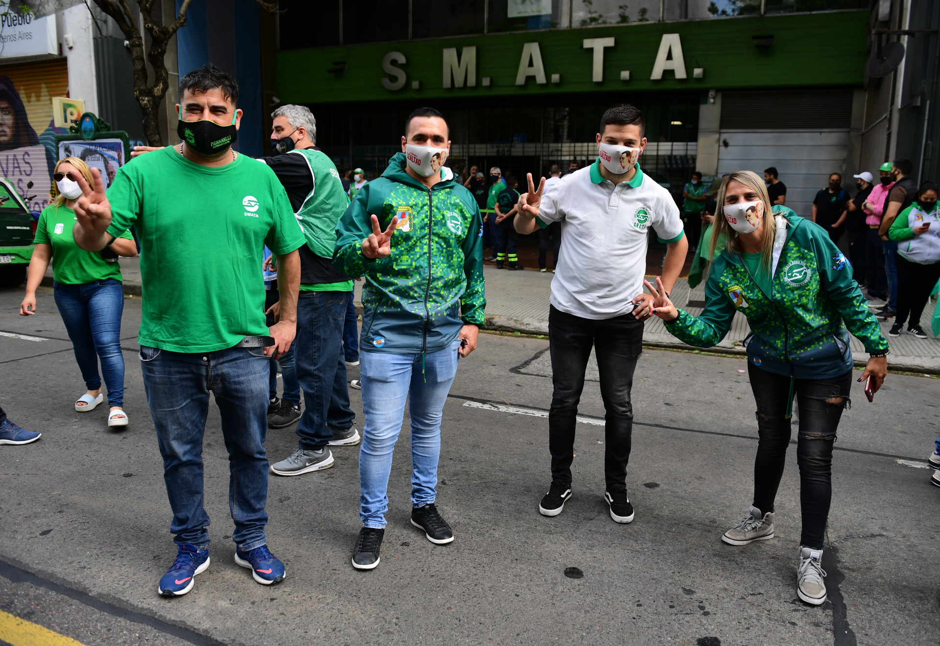 Los trabajadores de SMATA, con sus tradicionales chalecos, camperas y remeras verde y blanco, también coparon la 9 de Julio