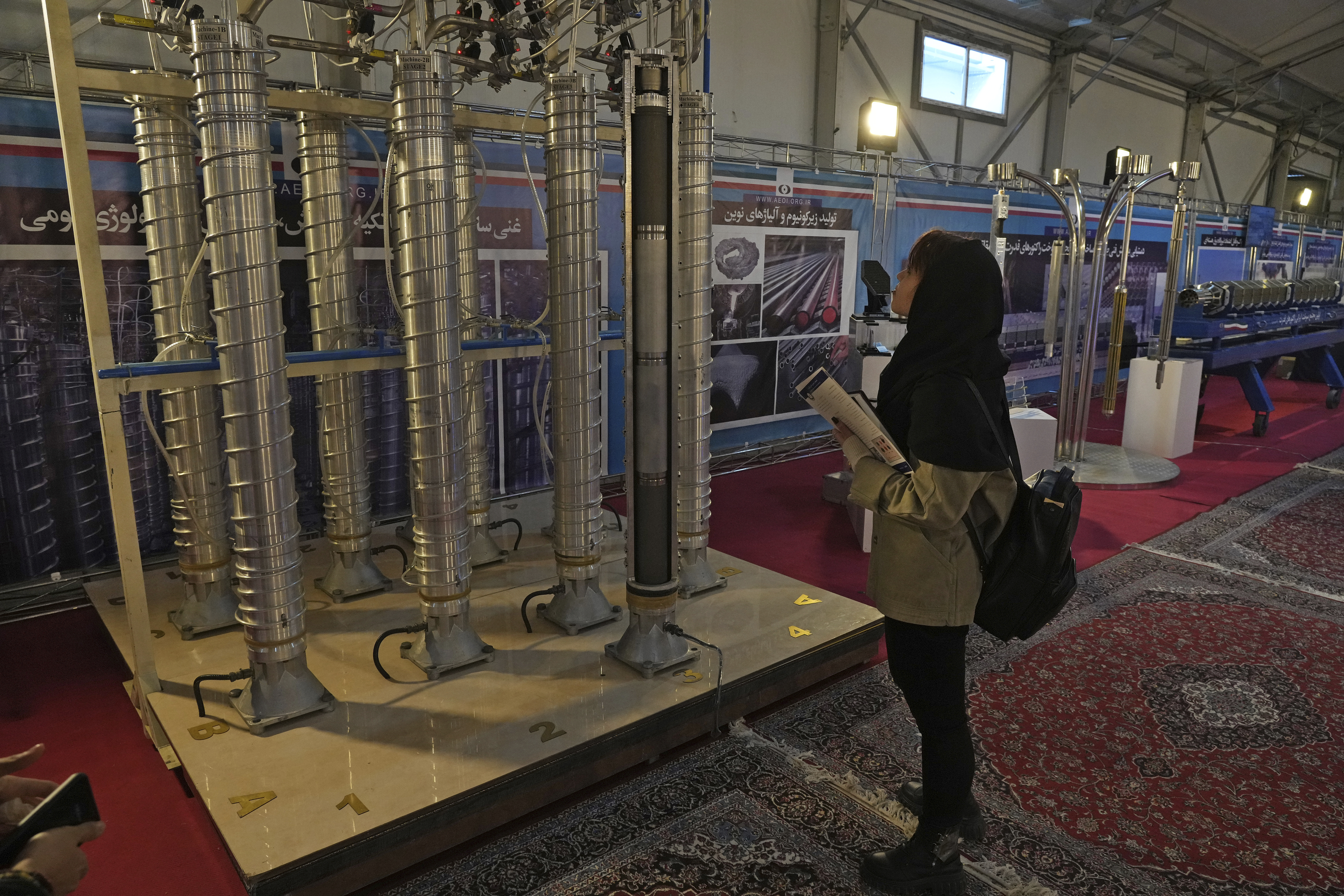 Un estudiante observa las centrifugadoras de construcción nacional de Irán en una exposición de los logros nucleares del país, en Teherán, Irán, miércoles 8 de febrero de 2023. (AP Foto/Vahid Salemi/Archivo)