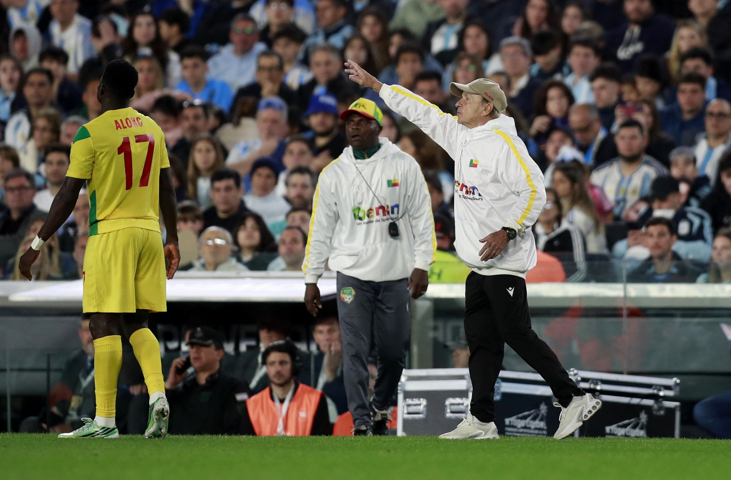 El entrenador de Ben&iacute;n habl&oacute; de un "punto negro" en la despedida de Messi: "No nos dieron nada"