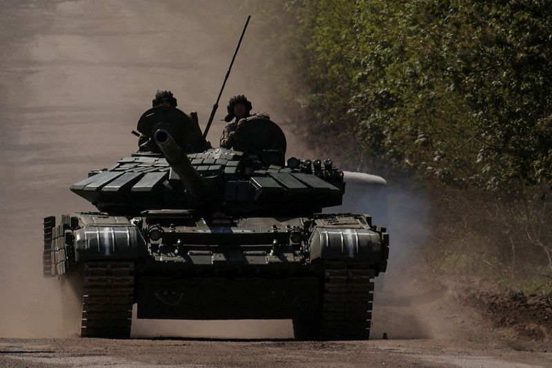 Militares ucranianos montan encima de un tanque en un camino hacia la ciudad de Bakhmut (REUTERS/Sofiia Gatilovaoto)