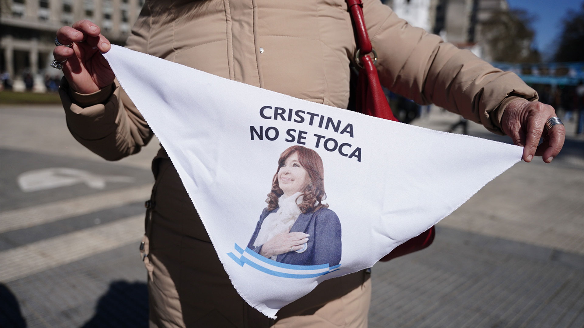 "Cristina no se toca", uno de los pañuelos de la militancia en apoyo a la Vicepresidenta (Franco Fafasulli)