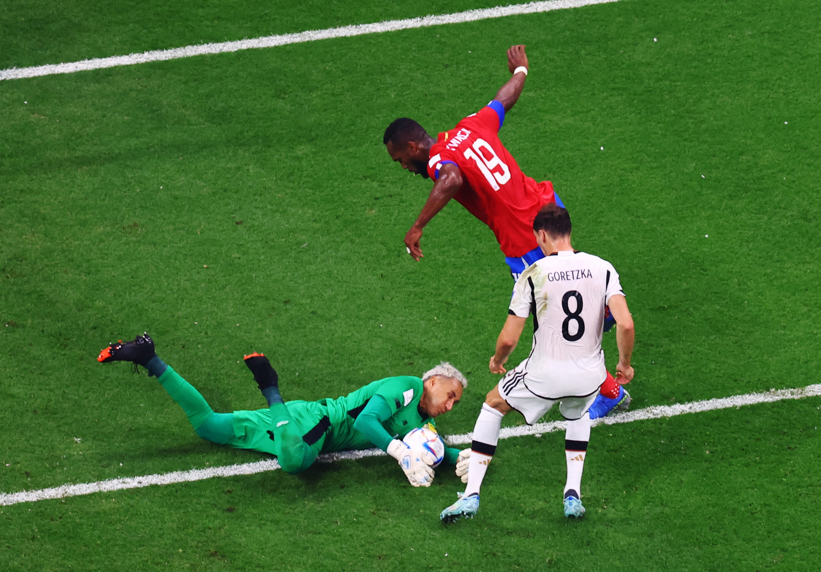 Gnabry tuvo el segundo de Alemania pero el balón se fue a centimetros del poste REUTERS/Fabrizio Bensch