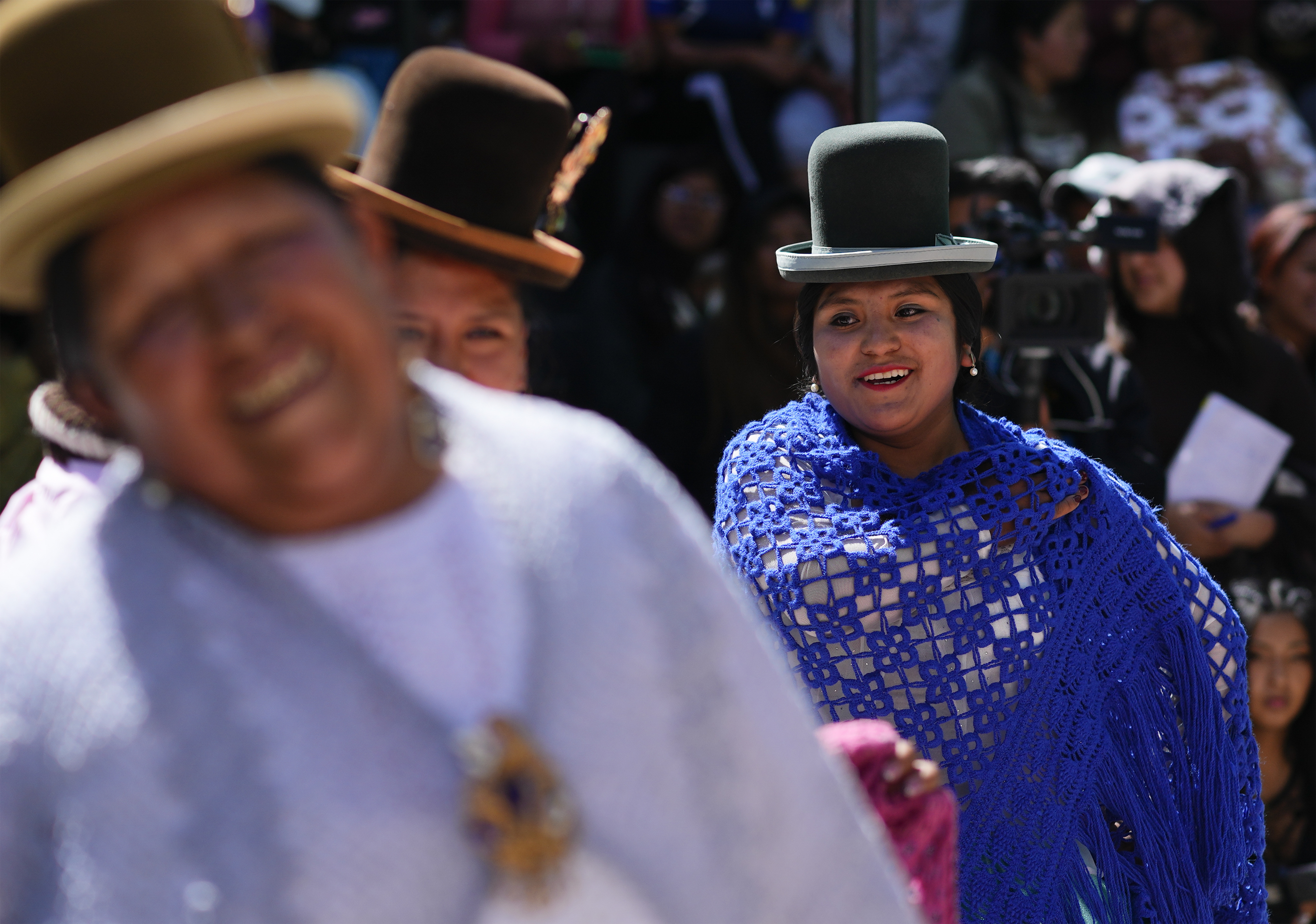 Reclusas modelan creaciones hechas por otras presas en un desfile patrocinado por el programa "Emprendiendo para ser libres" en la prisión de mujeres de Obrajes en La Paz, Bolivia, el martes 23 de mayo de 2023. (AP Foto/Juan Karita)
