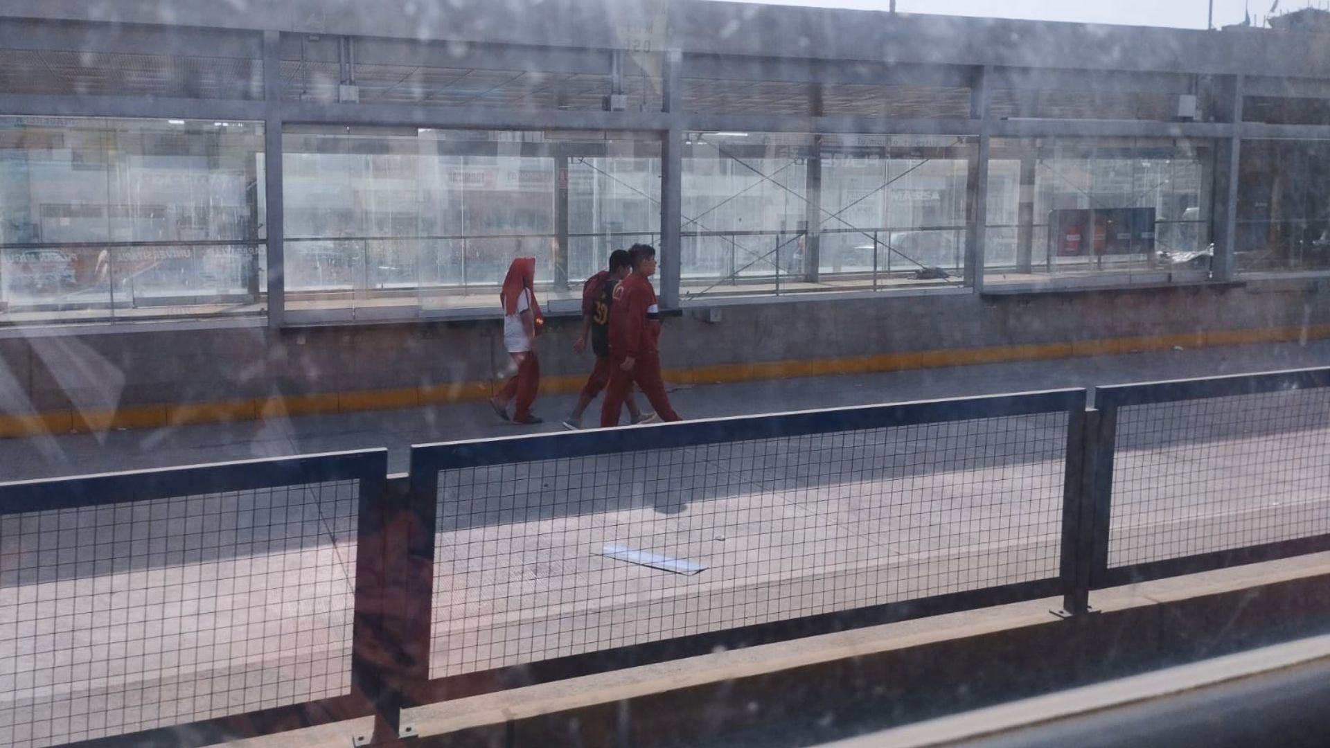 Peatones en la vía de nuevo tramo del Metropolitano. (Infobae: Yuriko Cabezas)