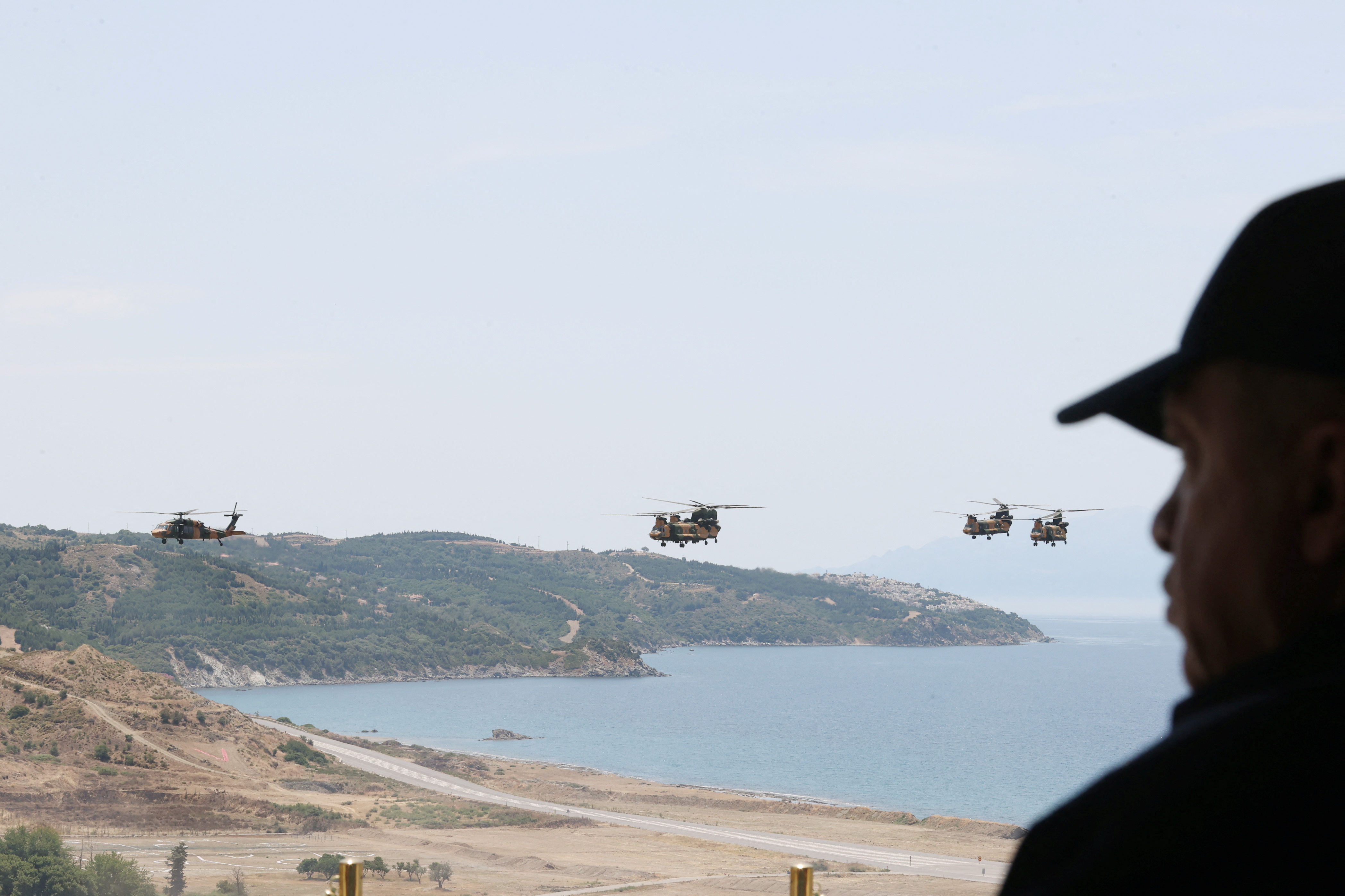 Erdogan observa las maniobras militares que se realizaron en la costa egea al sur de Esmirna, entre las islas griegas de Quíos y Samos (Murat Cetinmuhurdar/PPO/Handout via REUTERS)