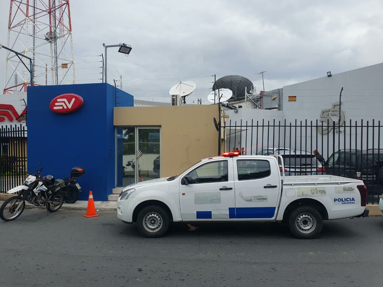 El periodista Lenín Artieda sufrió un atentado en la sede de Ecuavisa, en Guayaquil. (Twitter/ Paúl Tutiven)