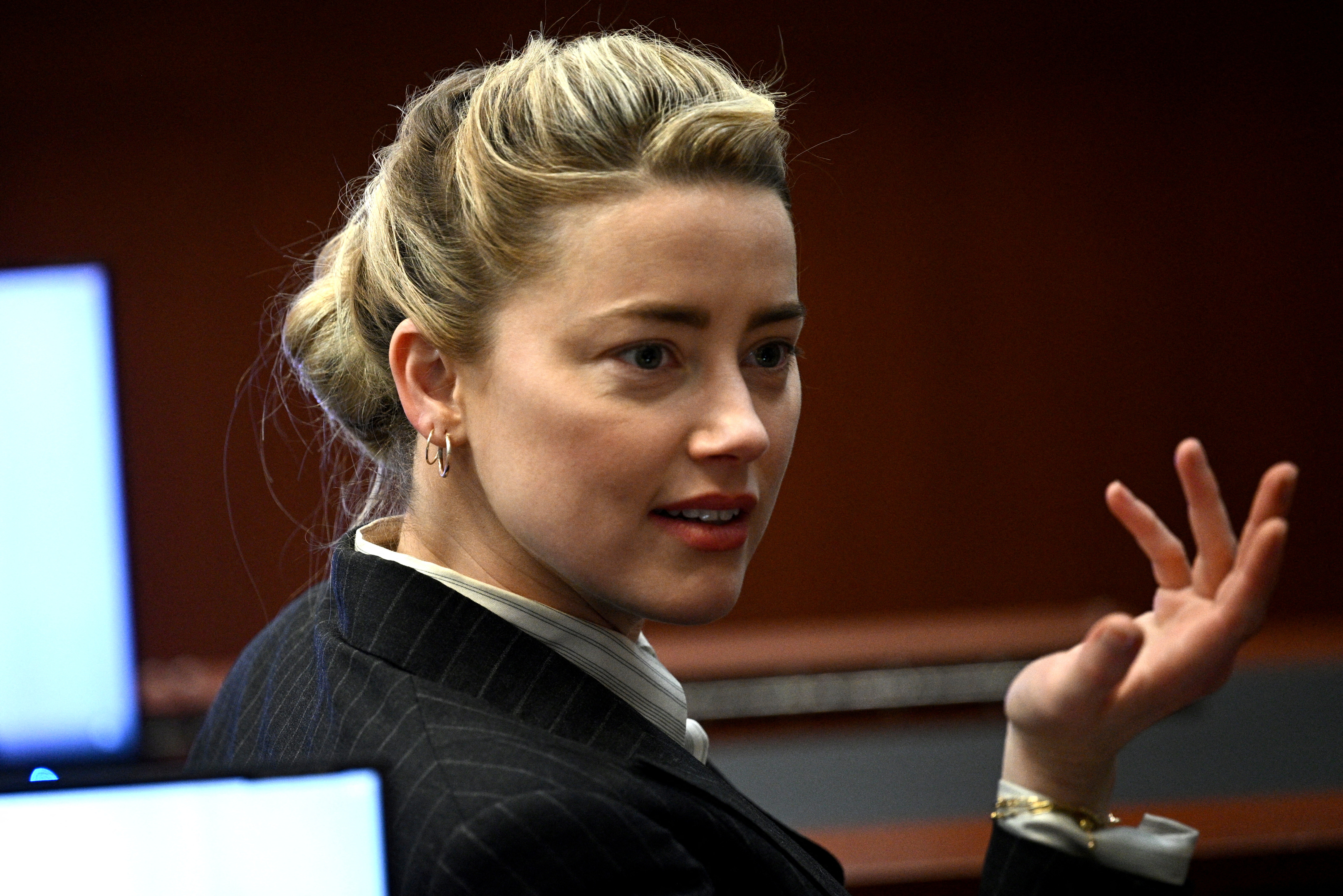 La actriz Amber Heard hace gestos durante un caso de difamación en su contra por parte de su exesposo, el actor Johnny Depp, en el juzgado de circuito del condado de Fairfax en Fairfax, Virginia, EE. UU., 17 de mayo de 2022. (Foto: Brendan Smialowski/Pool vía REUTERS)
