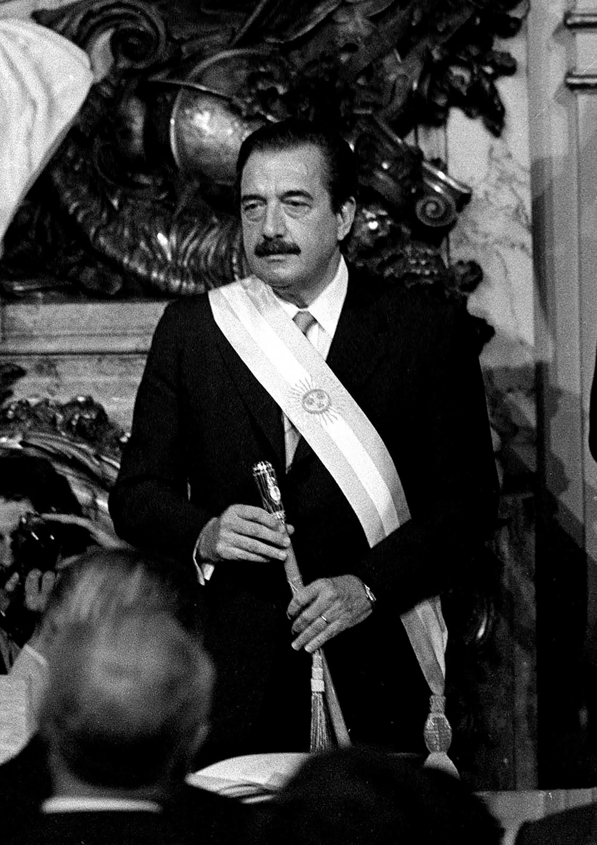 Alfonsín, con banda y bastón presidencial (Foto: Archivo /Alberto Haliasz/Carlos Ventura)