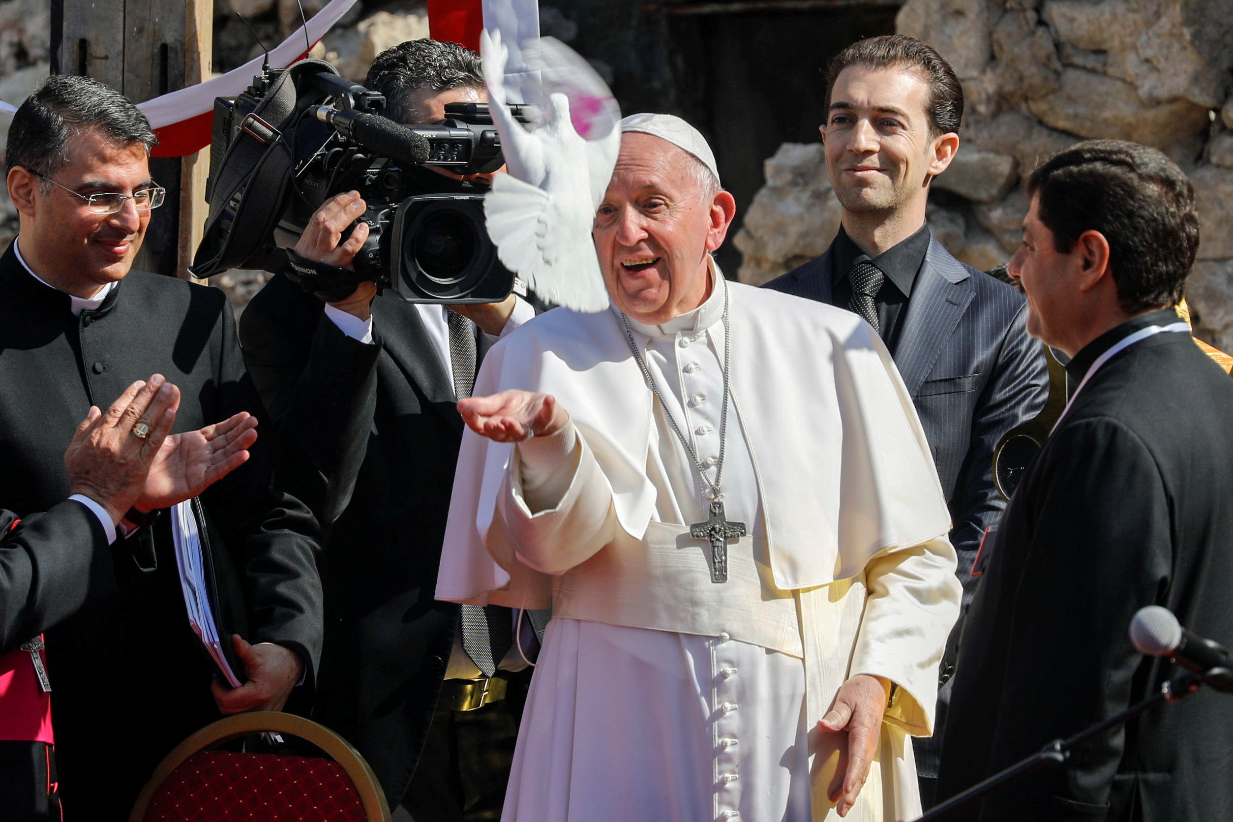 El Papa suelta una paloma durante el rezo por las víctimas (Reuters)