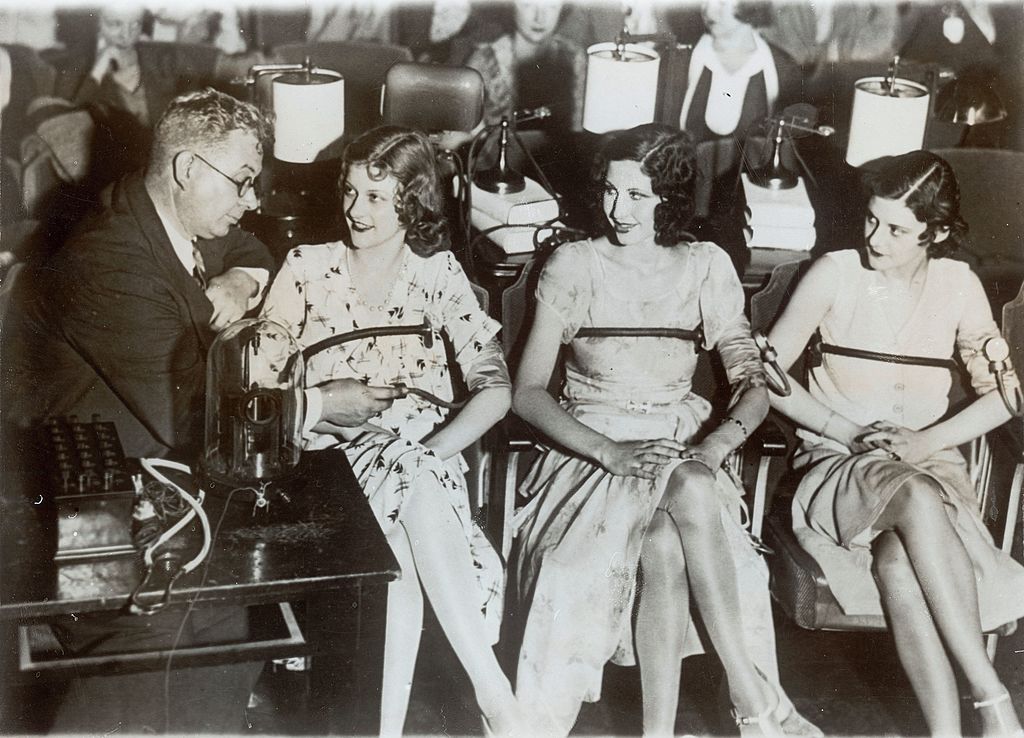 William Marston hizo una prueba inusual con tres chicas guapas, una rubia, una morena y una pelirroja, para averiguar cuál era la mejor jugadora del mundo. La investigación se realizó a modo de pruebas cardíacas. La pelirroja fue declarada ganadora de la prueba en 1930. También hizo pruebas con su detector de mentiras (Hulton Archive/Getty Images)

