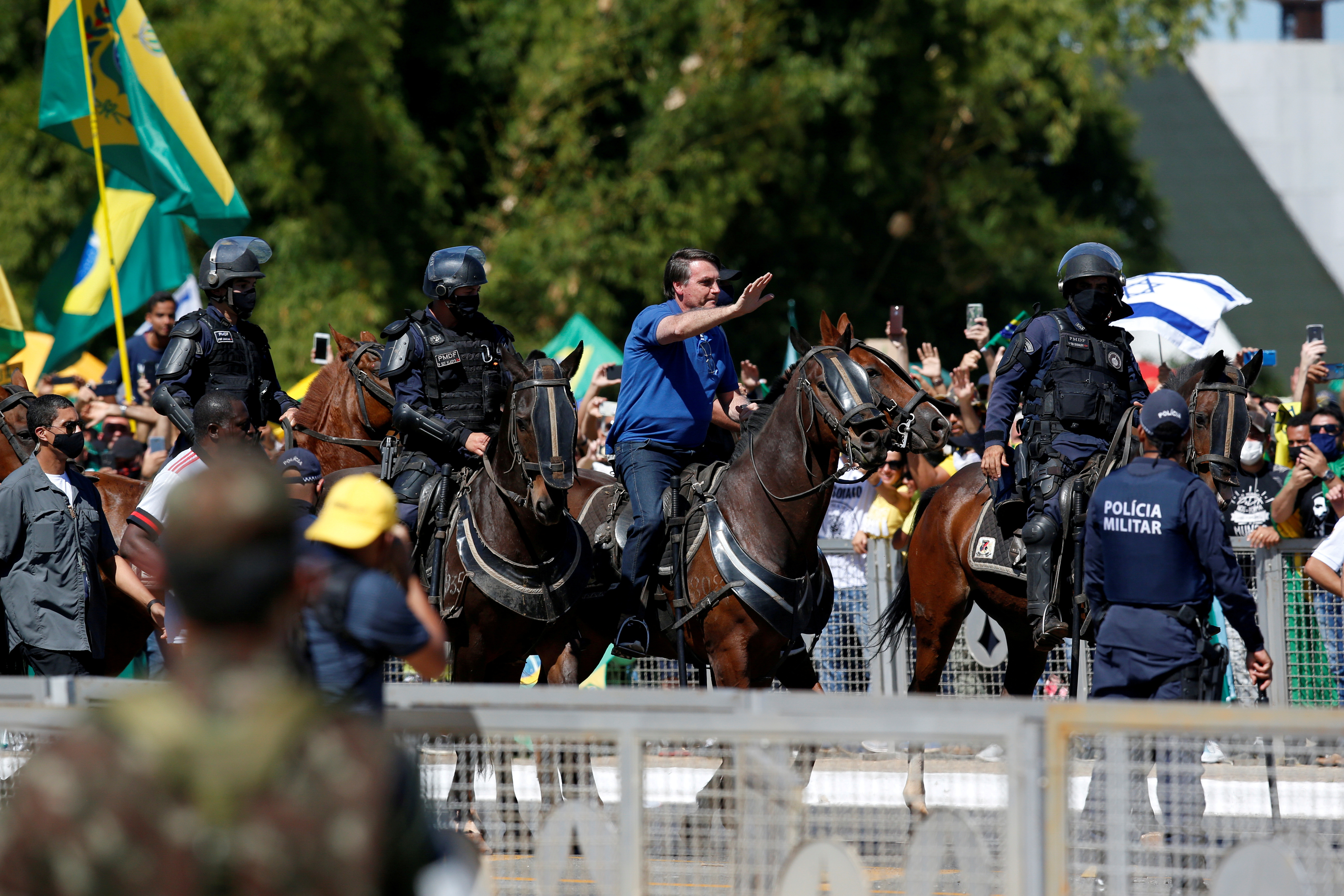 Jair Bolsonaro cabalgando un caballo el 31 de mayo pasado (REUTERS/Ueslei Marcelino/File Photo)