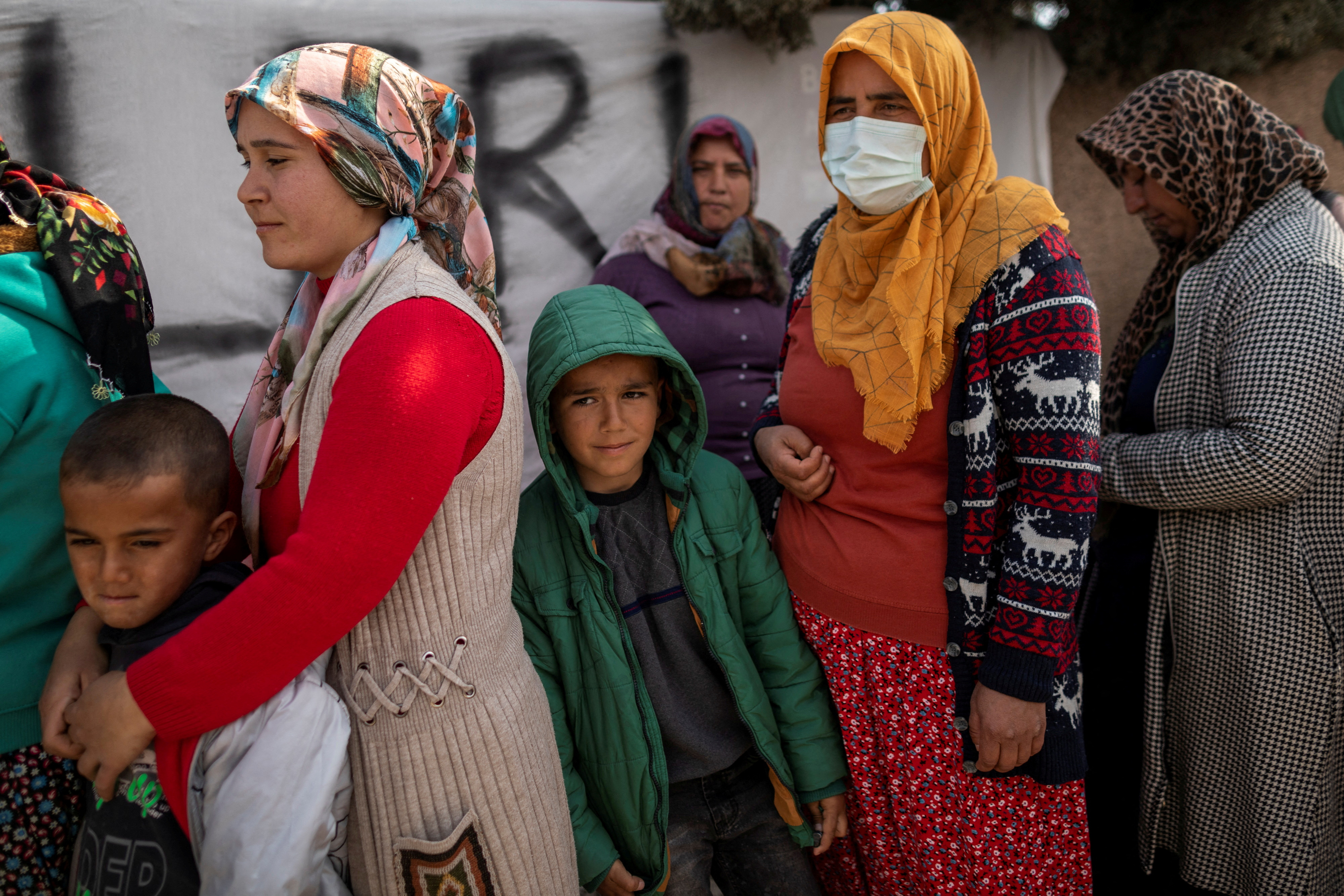 Personas afectadas por el mortífero terremoto hacen cola para recibir ayuda en Hatay, Turquía, 24 de febrero de 2023. REUTERS/Eloisa López