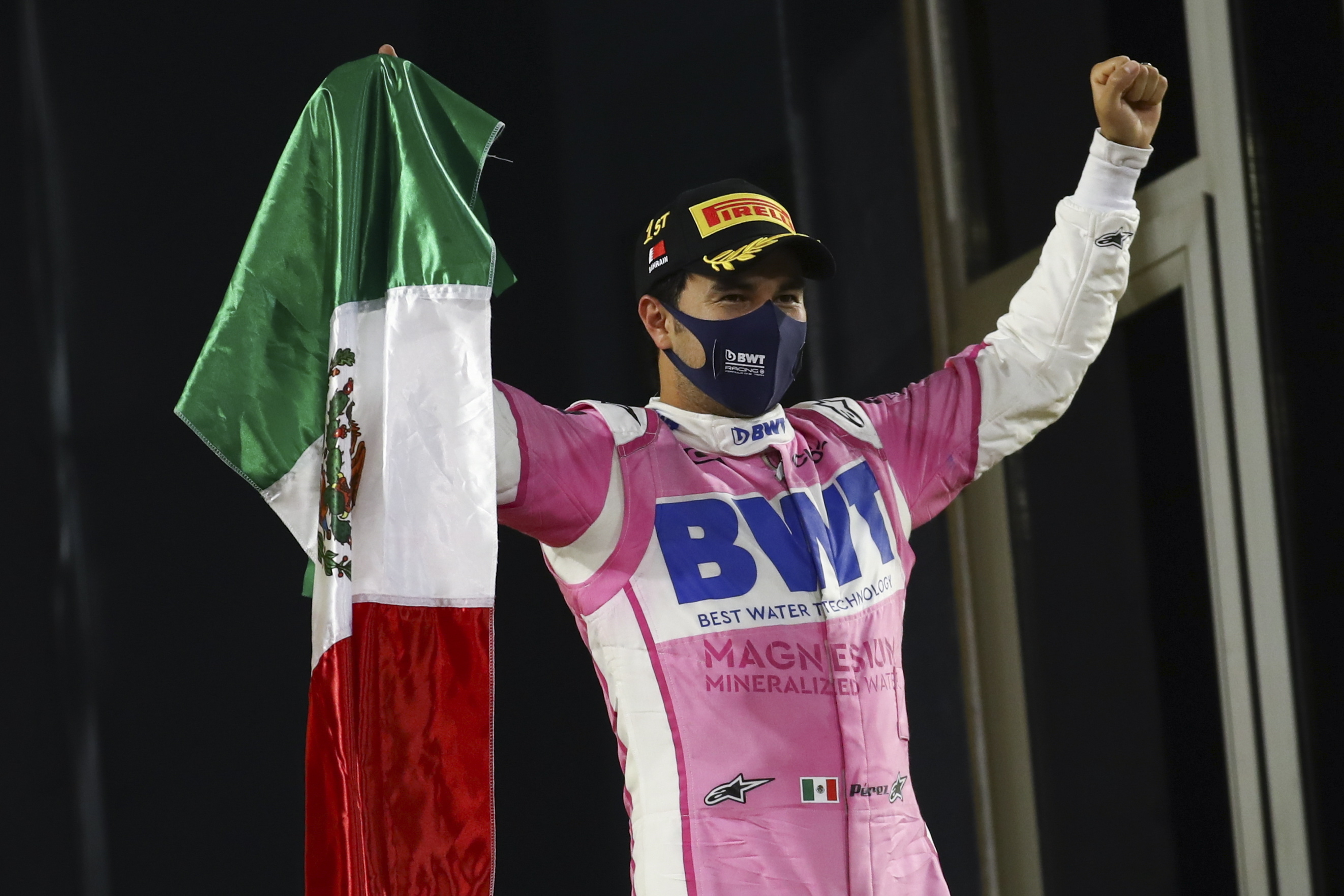 El corredor mexicano de Fórmula Uno Sergio Pérez, BWT Racing Point, celebra al ganar el Gran Premio de Sakhir el 6 de diciembre de 2020 en el Circuito International de Baréin cerca a Manama (Baréin). EFE/Bryn Lennon POOL/Archivo
