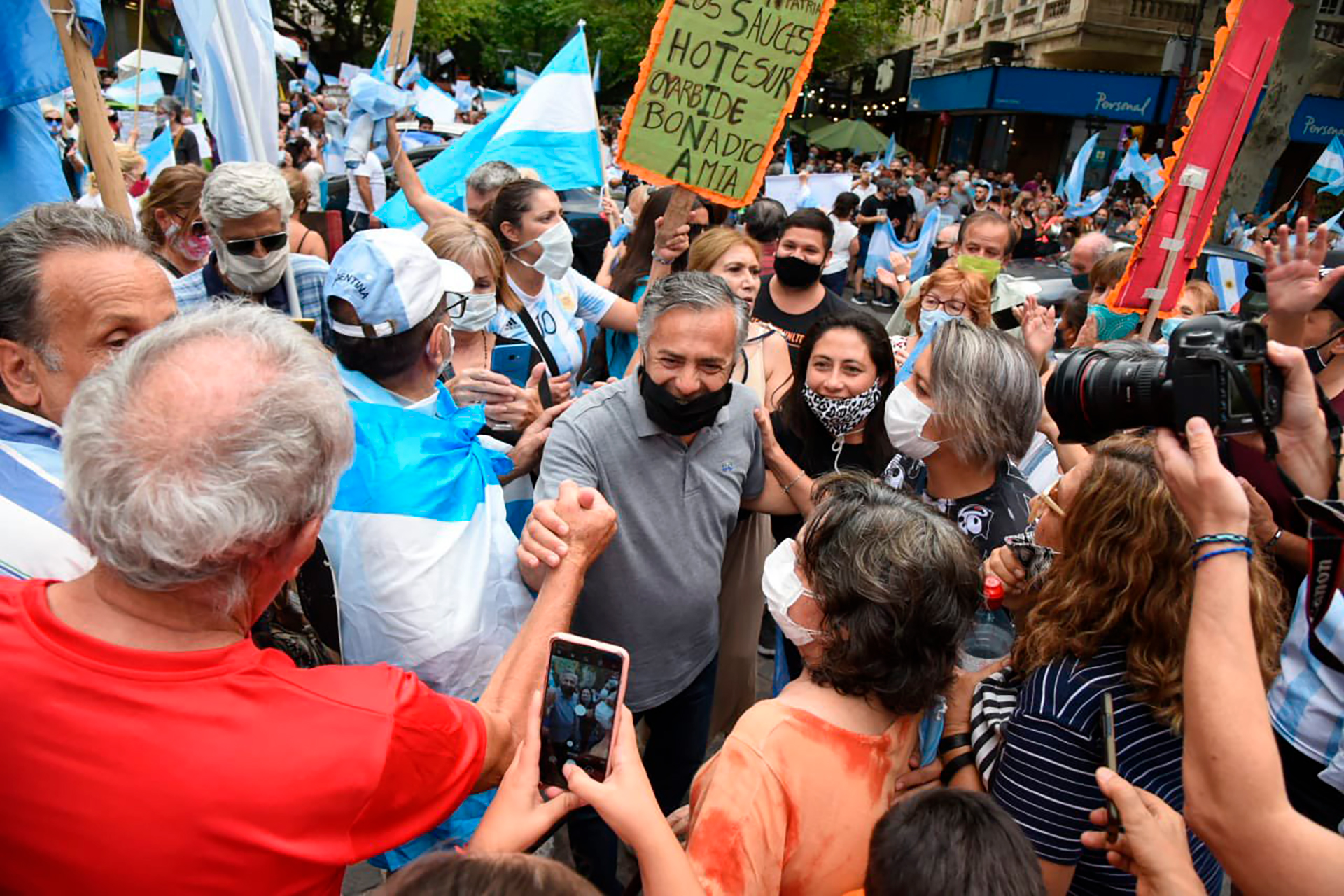 Alfredo Cornejo, titular de la UCR, en la marcha por el 27F en Mendoza