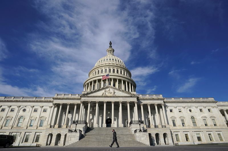 Imagen de archivo de un hombre pasando frente al Capitolio en Washington, EEUU. 26 febrero 2021. REUTERS/Kevin Lamarque