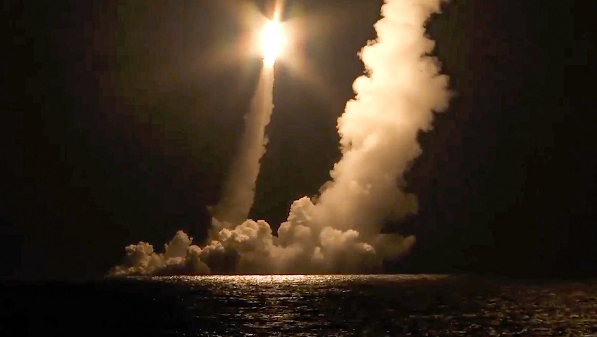 Una prueba misilística de Rusia desde el submarino nuclear Vladimir Monomakh en el Mar de Okhotsk (Ministerio de Defensa de Rusia vía AP)
