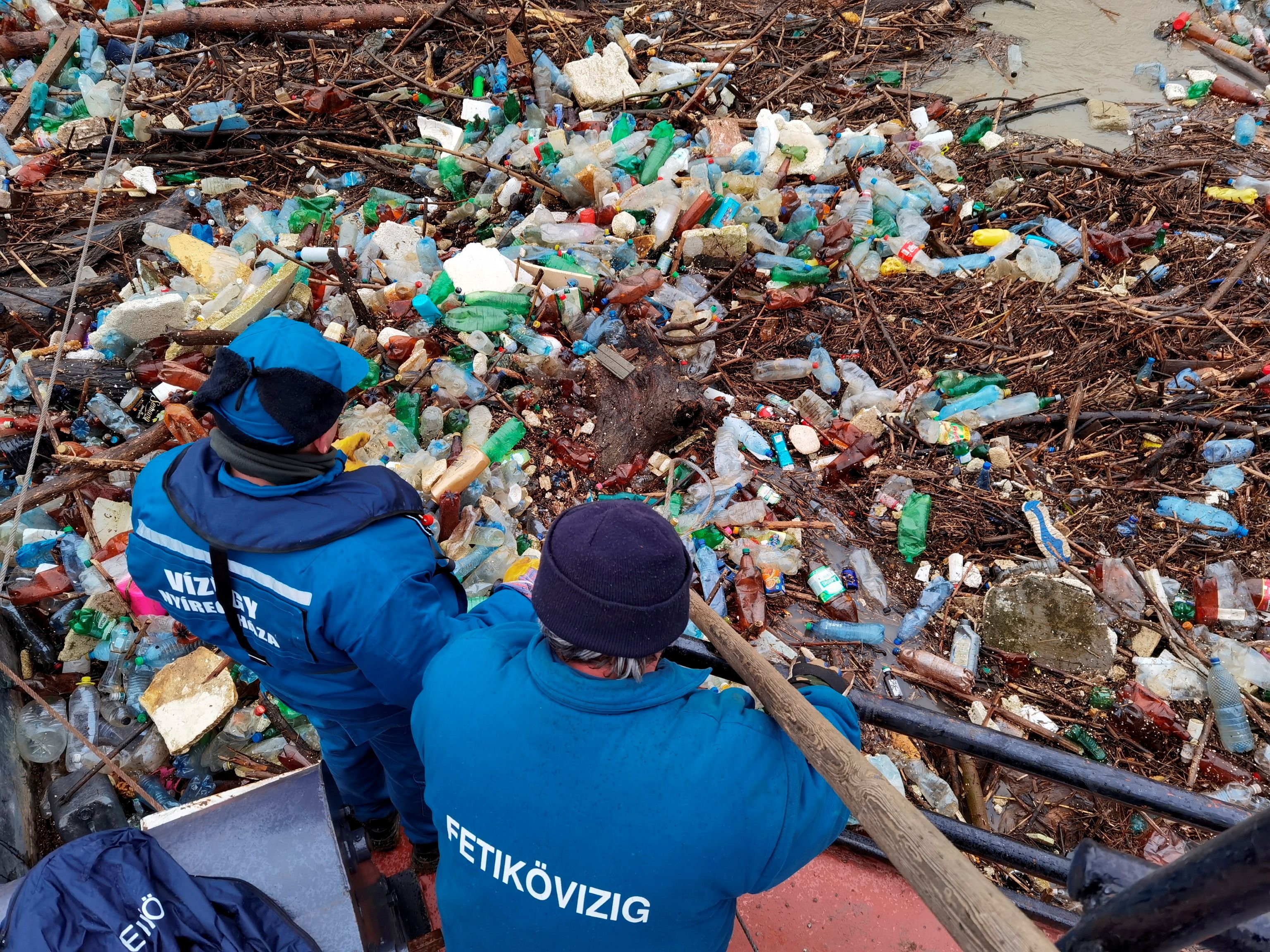 Trabajadores que recolectan plástico en el río Tisza cerca de la ciudad de Vasarosnameny, Hungría / ( REUTERS) 