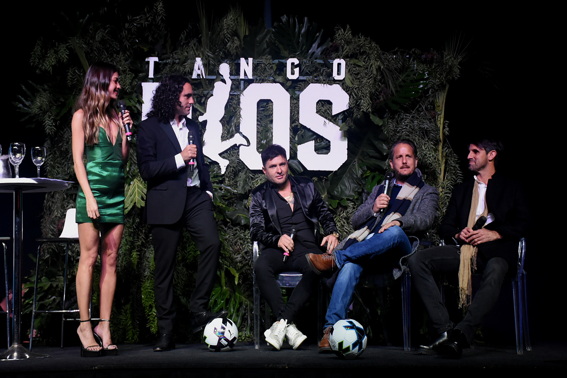 Gastón Kolker, sentado a la derecha del ex futbolista Guillermo Pereyra, es el cerebro detrás de la idea del Tango D10S 
