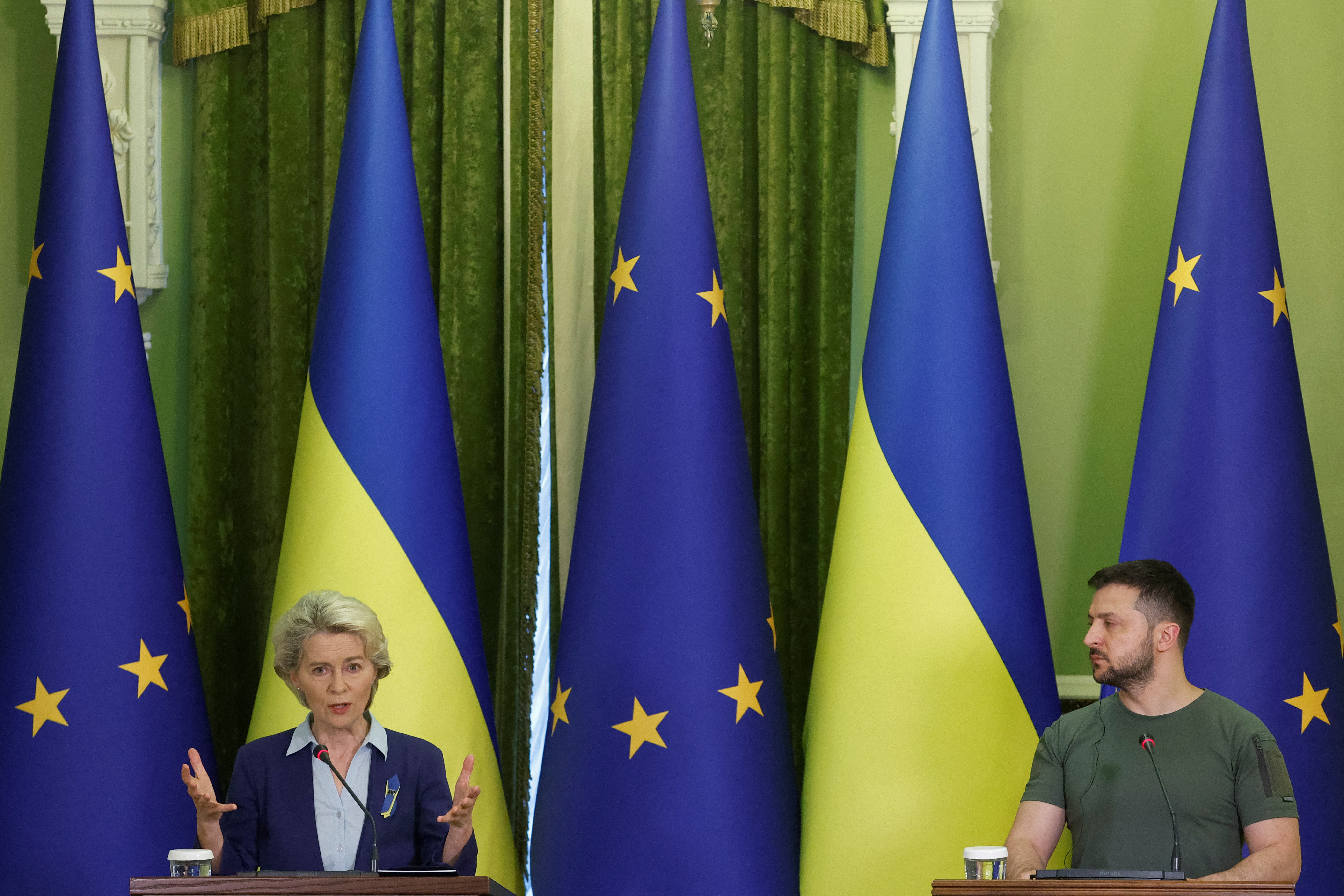 La presidenta de la Comisión Europea, Úrsula, y el presidente ucraniano, Volodimir Zelensky, en Kiev, Ucrania, el 11 de junio de 2022.  REUTERS/Valentyn Ogirenko