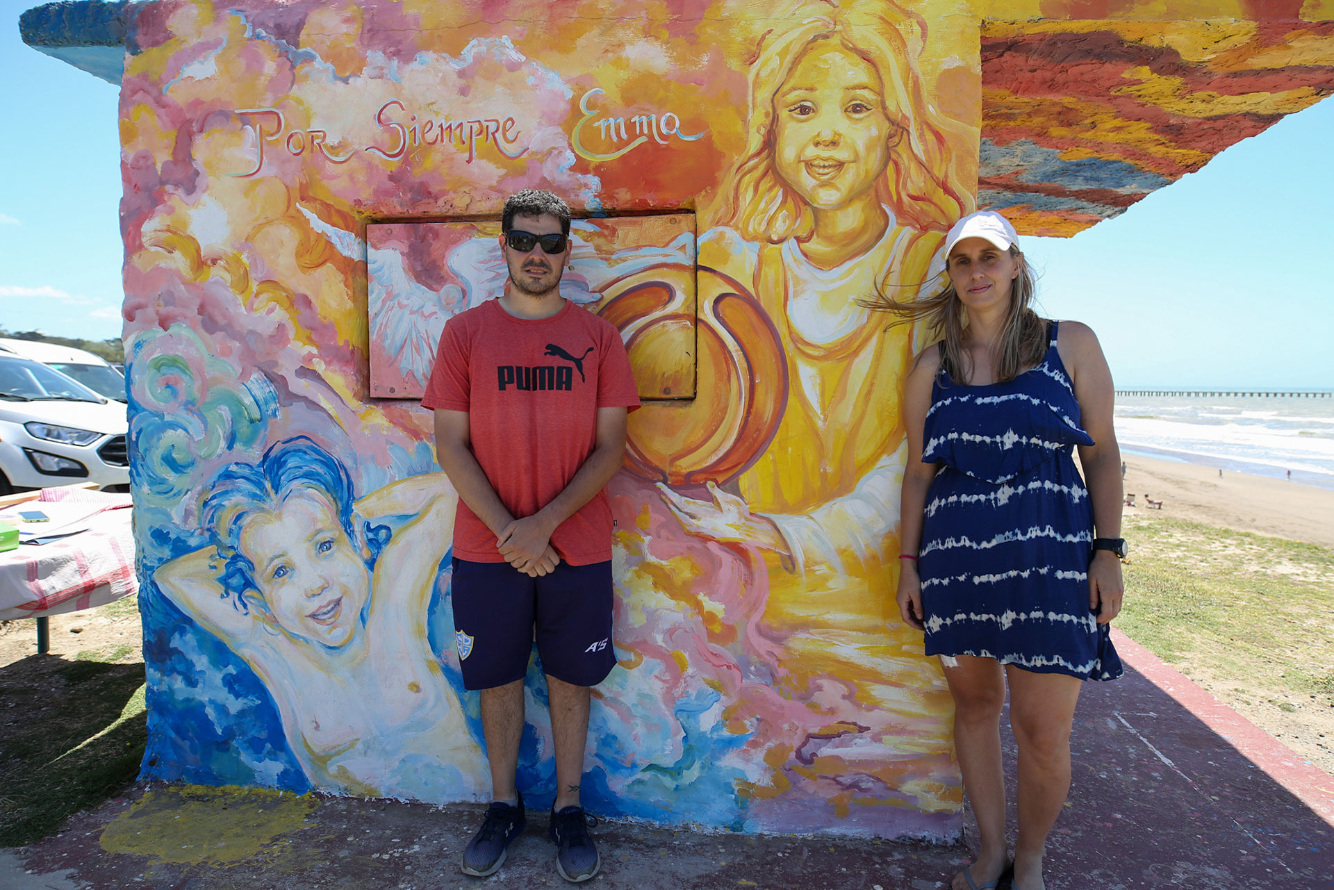 Javier and Paulina, Emma's parents, in the mural that local artist Emilia Leo painted in a lifeguard box (Photos Christian Heit)