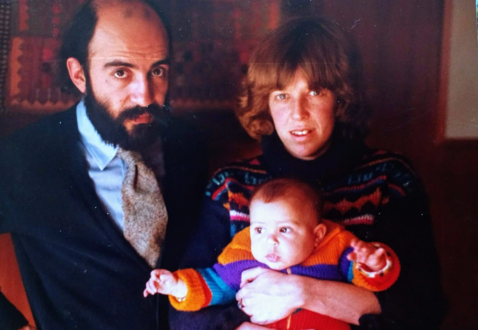 Héctor Libertella y Tamara Kamenszain, con su hijo Mauro en brazos.