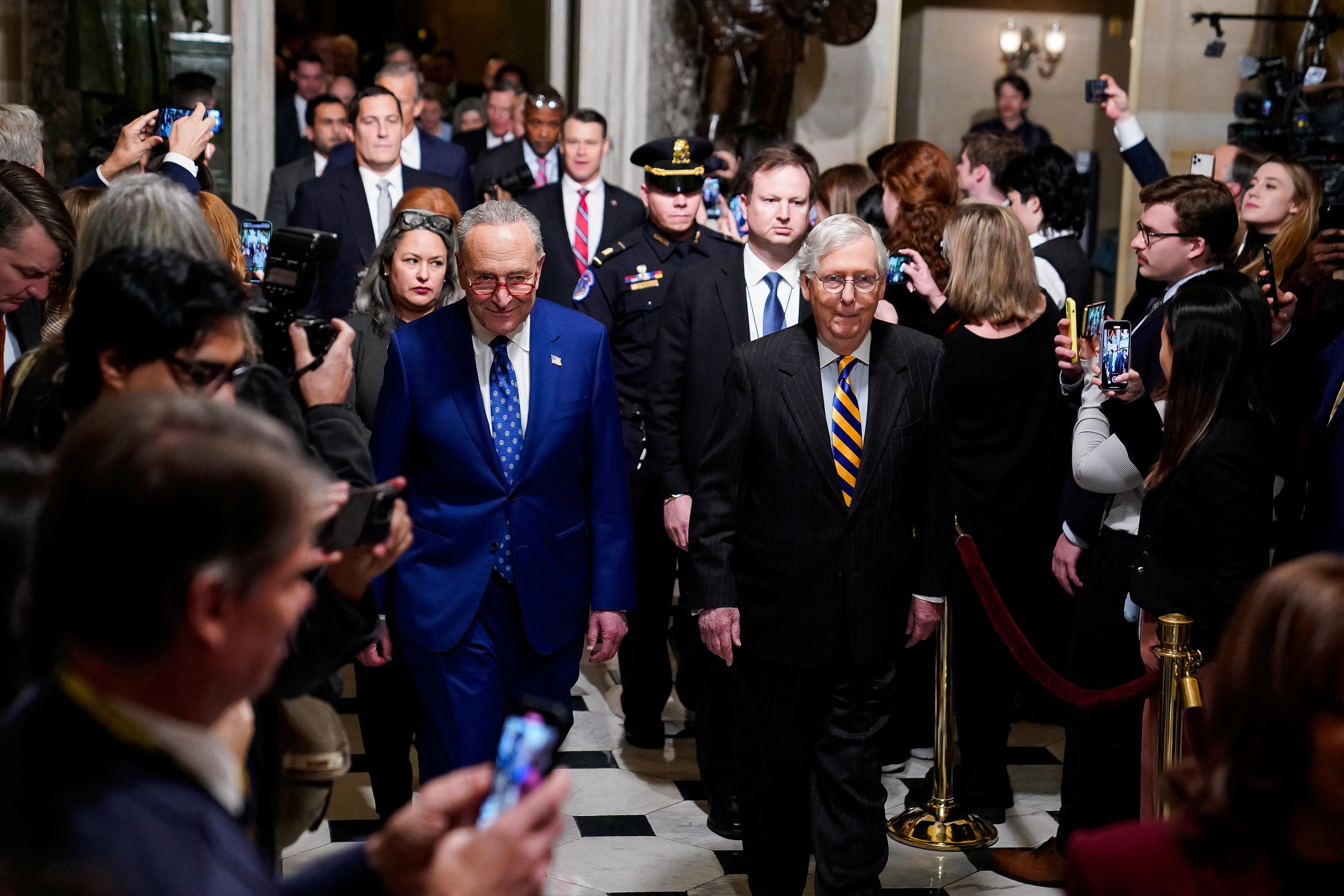 El líder de la mayoría del Senado de EE.UU., Chuck Schumer (D-NY), y el líder de la minoría del Senado de EE.UU., Mitch McConnell (R-KY), caminan por Statuary Hall (REUTERS/Elizabeth Frantz/Archivo)
