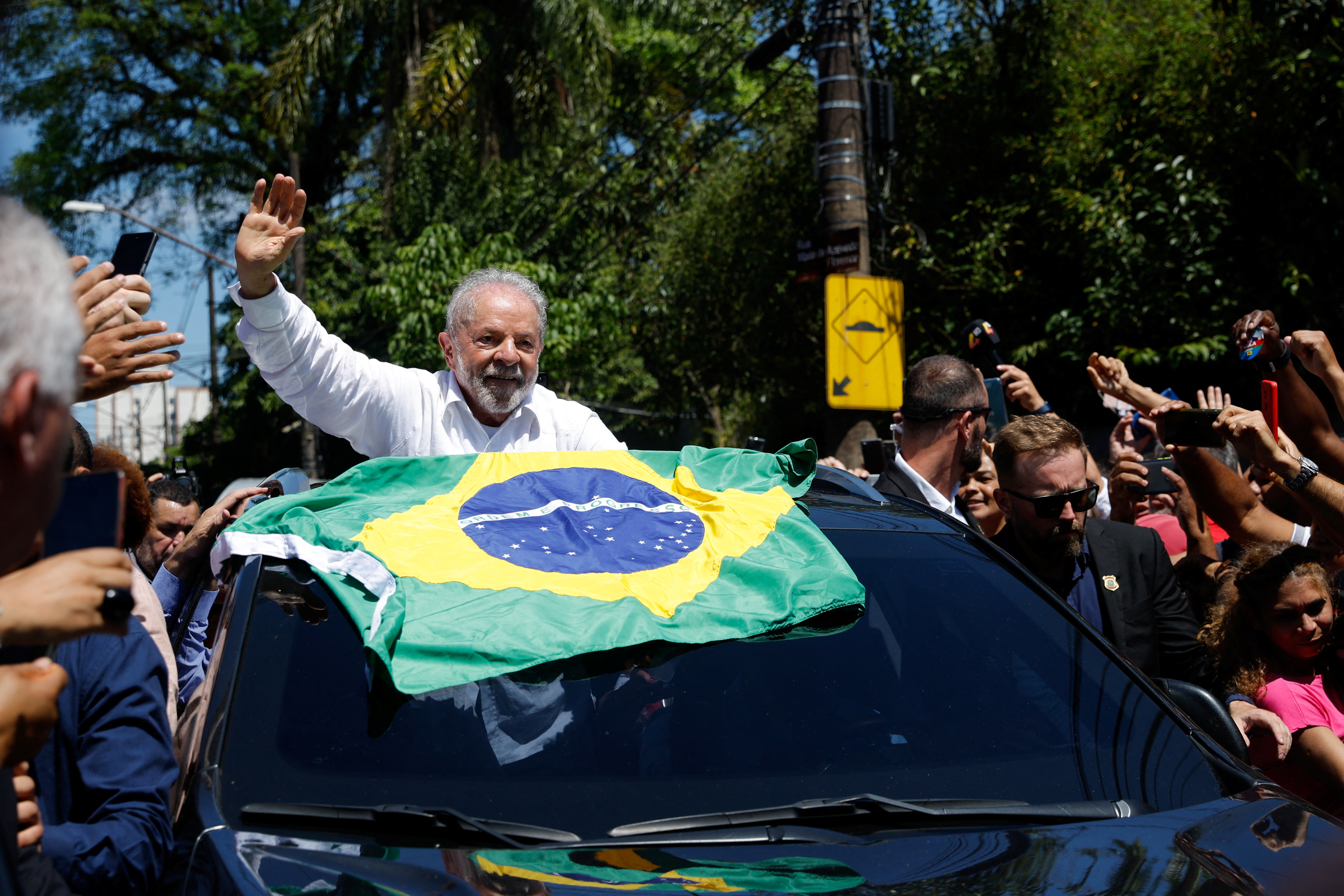 El ex presidente y candidato presidencial de Brasil, Luiz Inacio Lula da Silva, sale tras depositar su voto en un colegio electoral, en Sao Bernardo do Campo, en las afueras de Sao Paulo, Brasil 30 de octubre de 2022 (REUTERS/Amanda Perobelli)