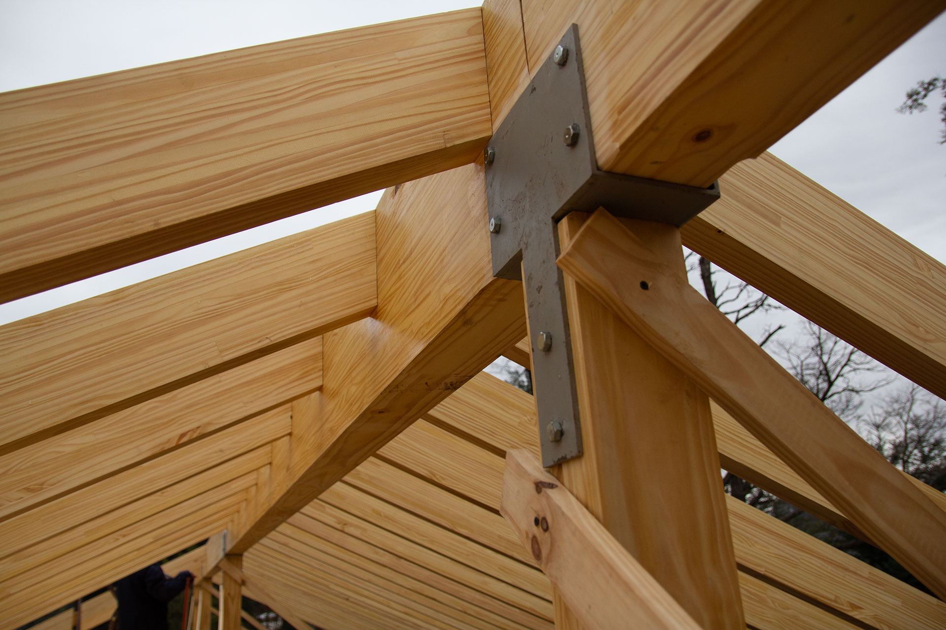 La estructura de madera laminada se asegura bien con buenos refuerzos de metal