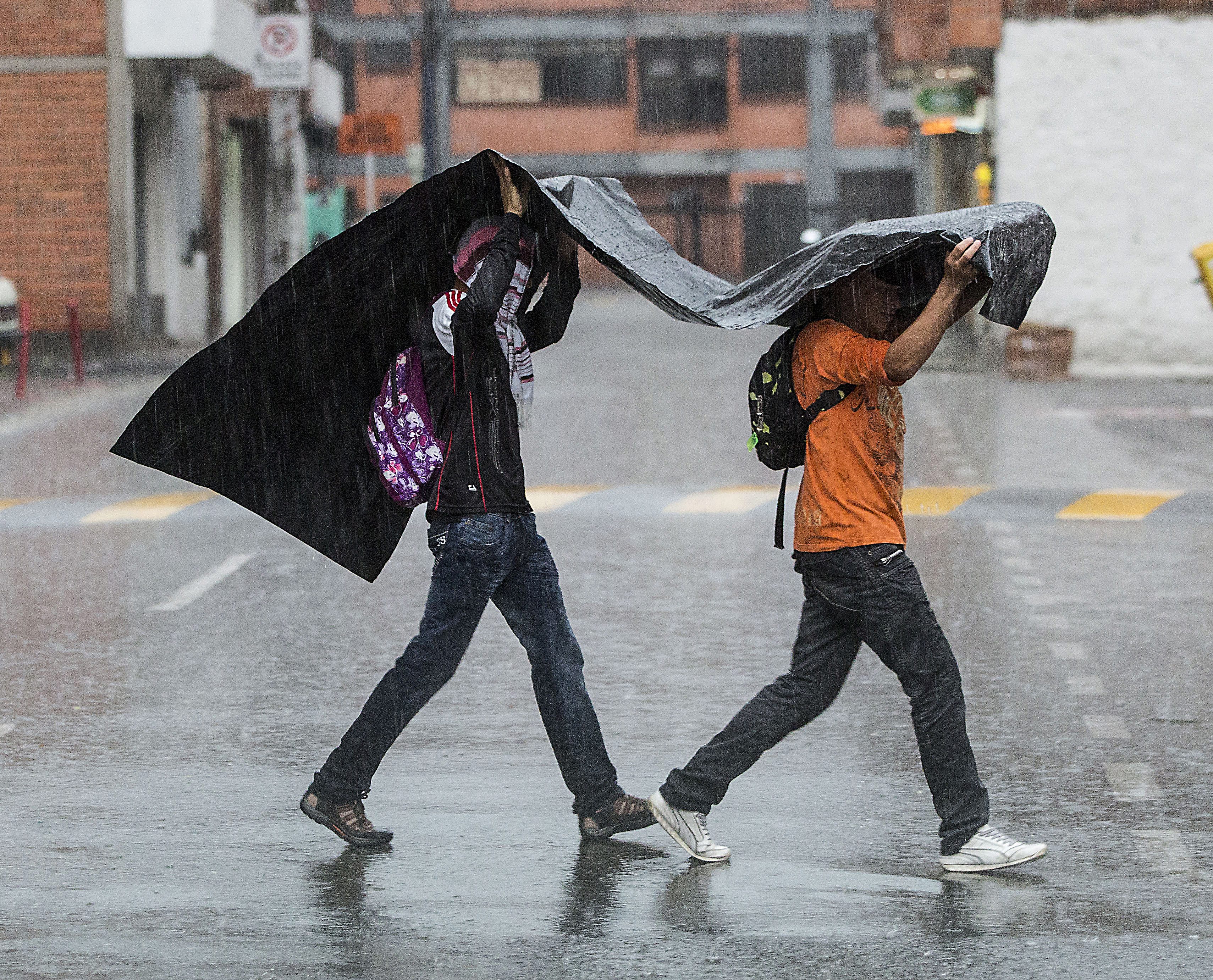 Fuerte aguacero en Medellín tumbó los alumbrados navideños y hay heridos
