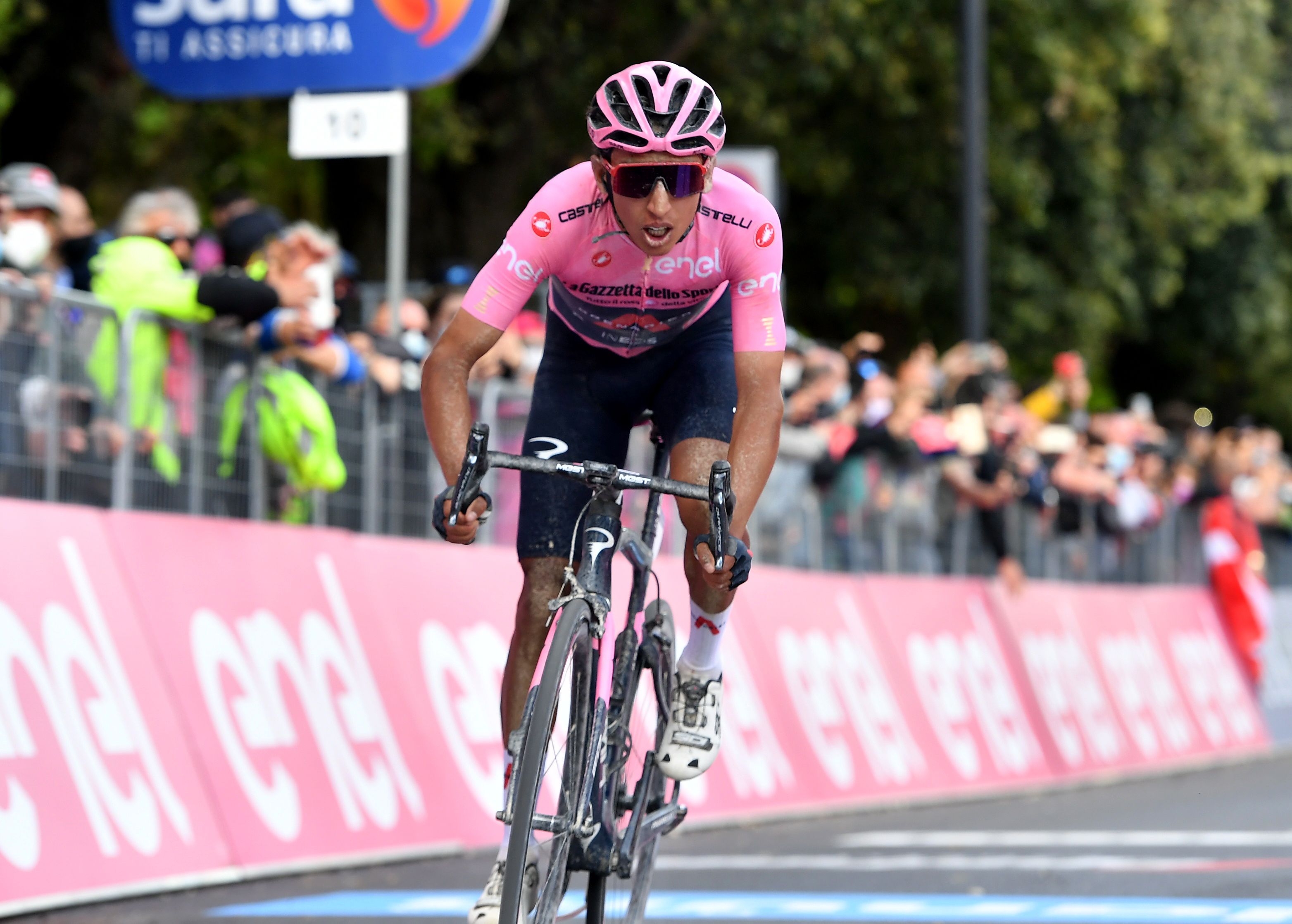 Cycling - Giro d'Italia - Stage 11 - Perugia to Montalcino (Brunello di Montalcino Wine Stage), Italy - May 19, 2021  Ineos Grenadiers rider Egan Arley Bernal Gomez of Colombia wearing the maglia rosa finishes stage 11 REUTERS/Jennifer Lorenzini