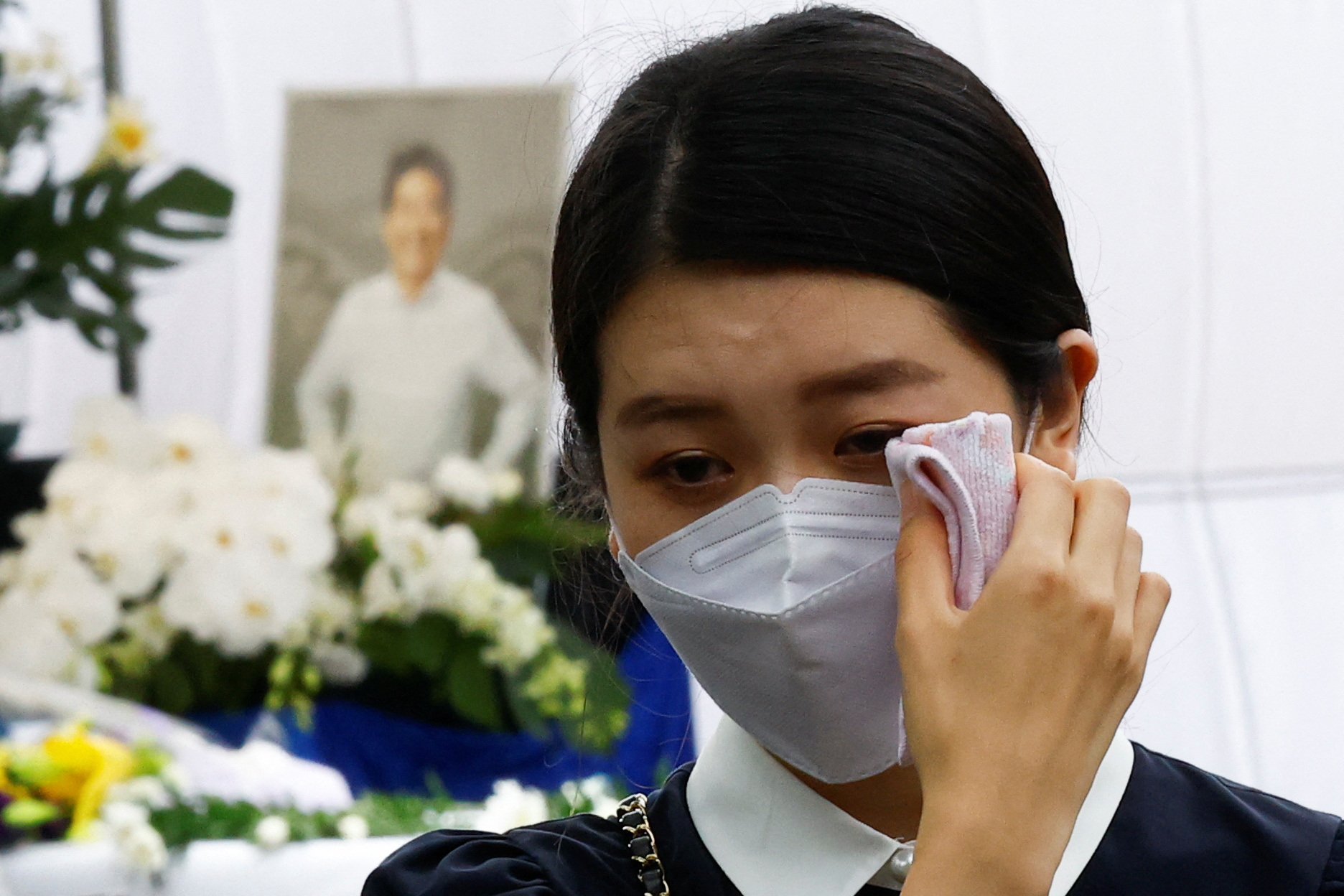 Un mujer llora en el funeral de Shinzo Abe