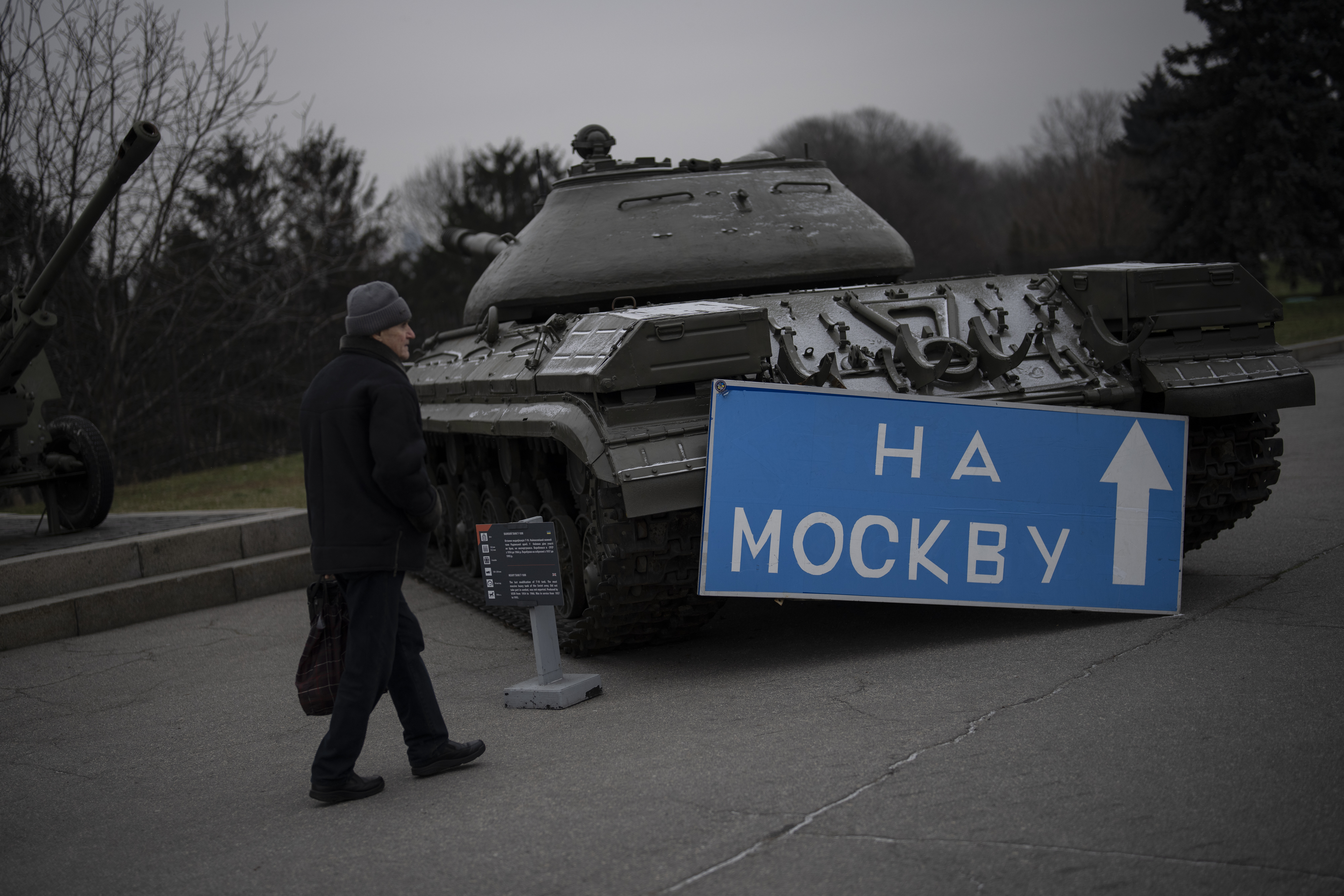 Un hombre camina junto a un cartel que dice "a Moscú", colocado en un viejo tanque en un museo de guerra en Kiev, Ucrania, el miércoles 25 de enero de 2023. (AP Foto/Daniel Cole)
