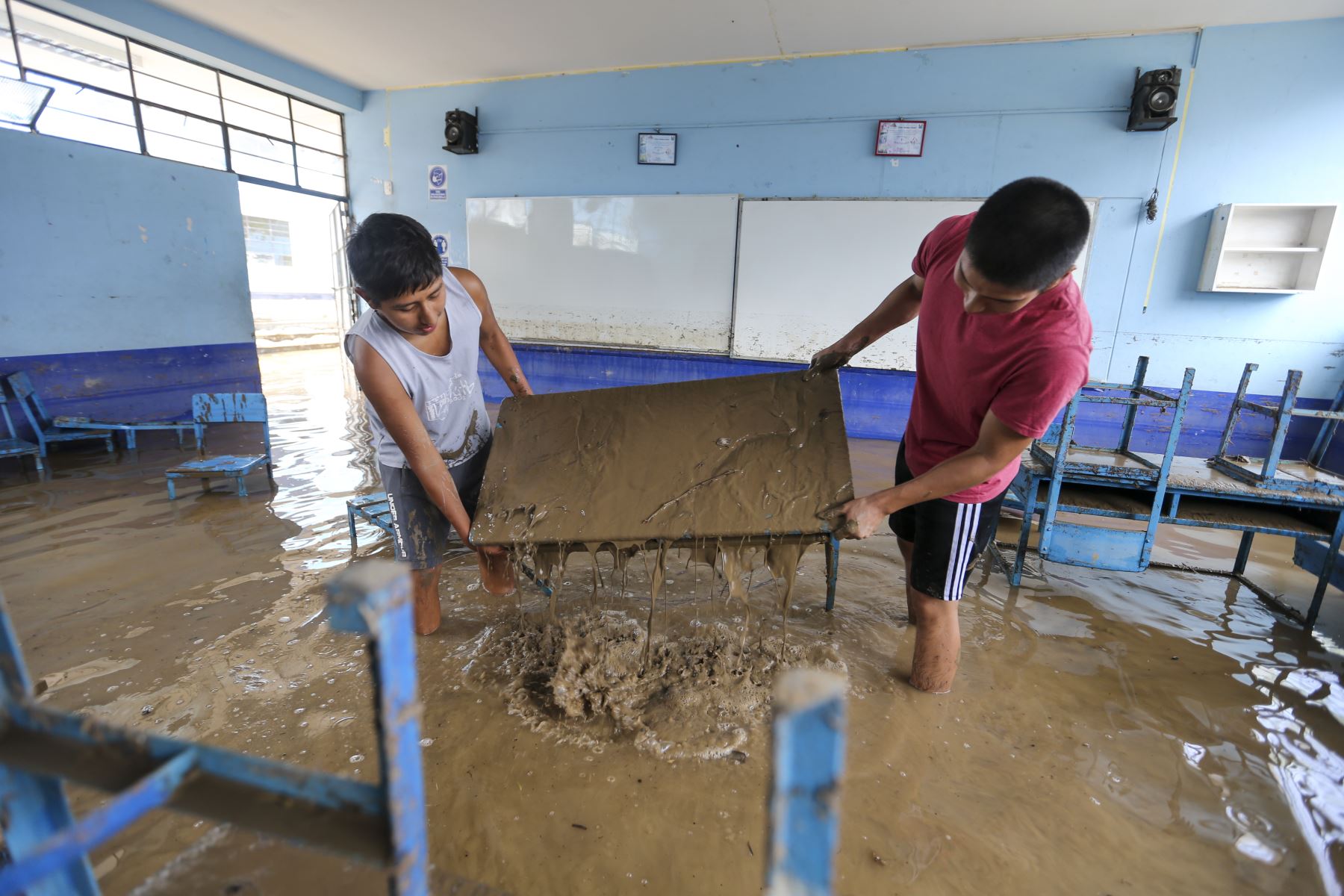 Aulas en los colegios de Chaclacayo quedaron sumergidos en el lodo que atrajeron los huaicos.