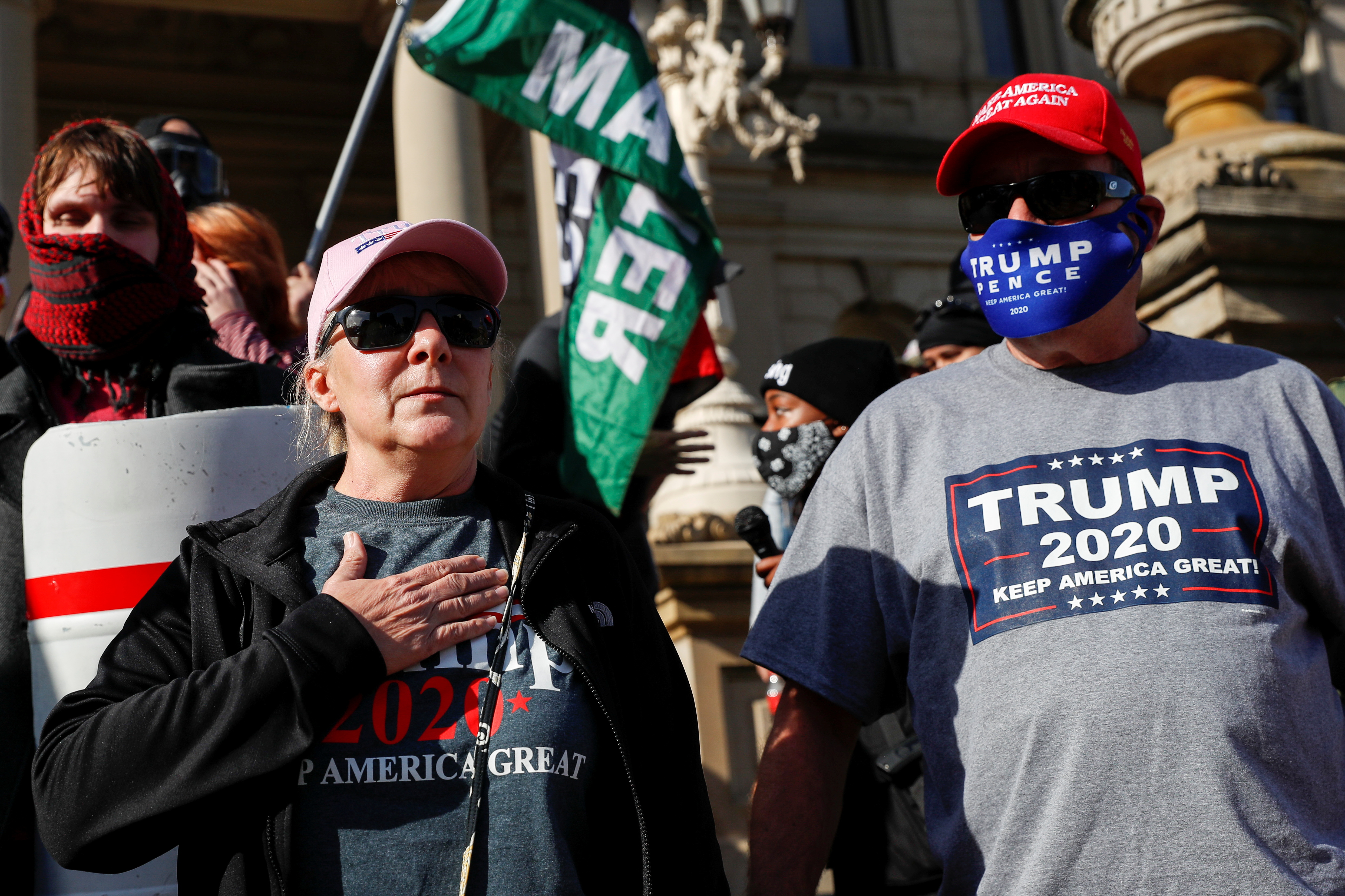 Partidarios de Trump se reúnen fuera del edificio del Capitolio Estatal mientras se siguen contando los votos en Michigan, EE.UU., el 7 de noviembre de 2020 (REUTERS/Shannon Stapleton)