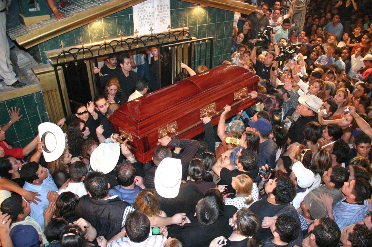 La familia del cantante Valentin Elizalde se mostró muy afectada, durante el entierro del llamado "Gallo".

FOTO: EL DEBATE DE GUASAVE/CUARTOSCURO.COM