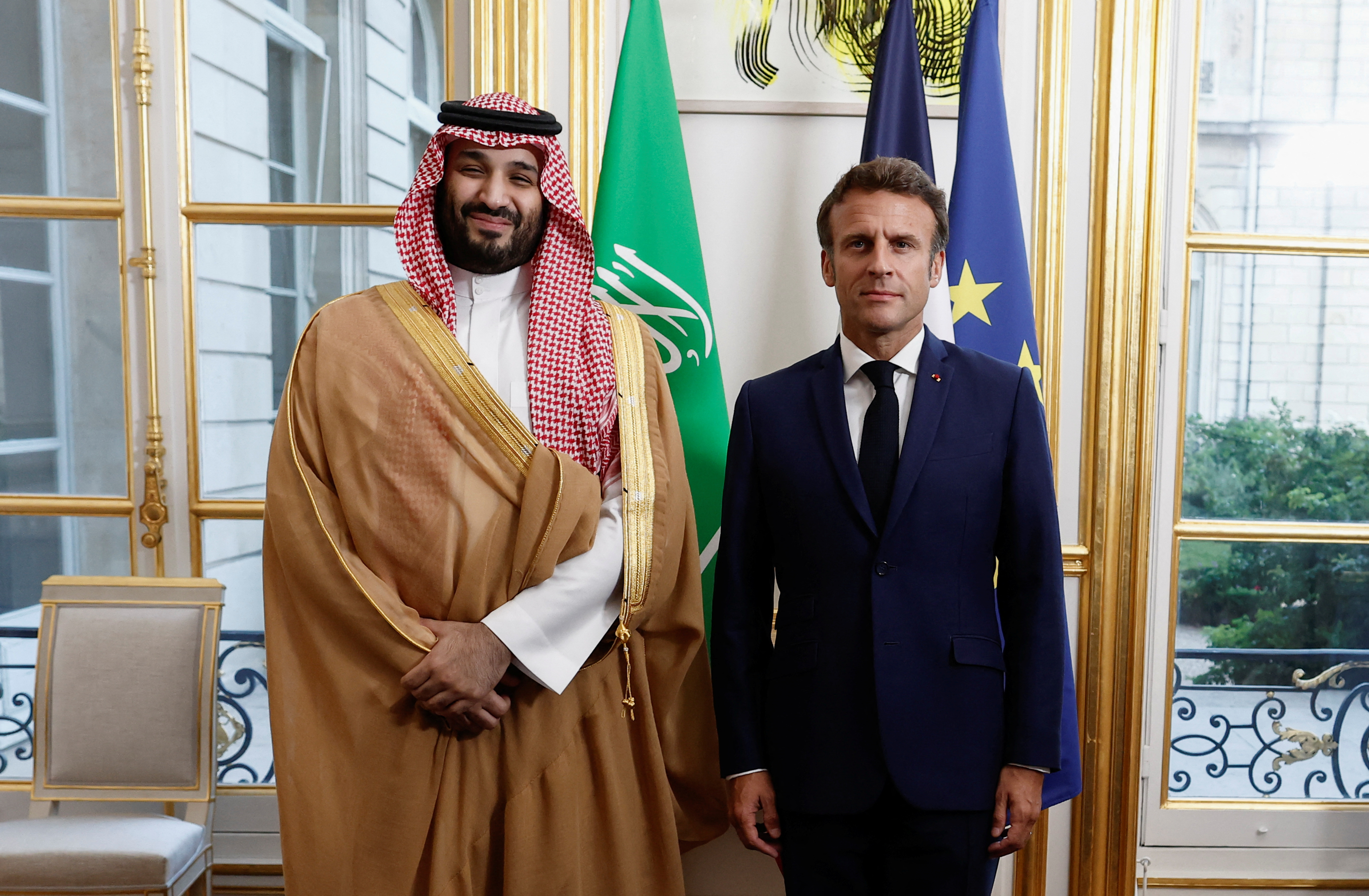 El presidente francés, Emmanuel Macron, se reúne con el príncipe heredero de Arabia Saudita, Mohammed bin Salman, antes de una cena de trabajo en el Palacio del Elíseo en París, Francia, el 28 de julio de 2022. REUTERS/Benoit Tessier