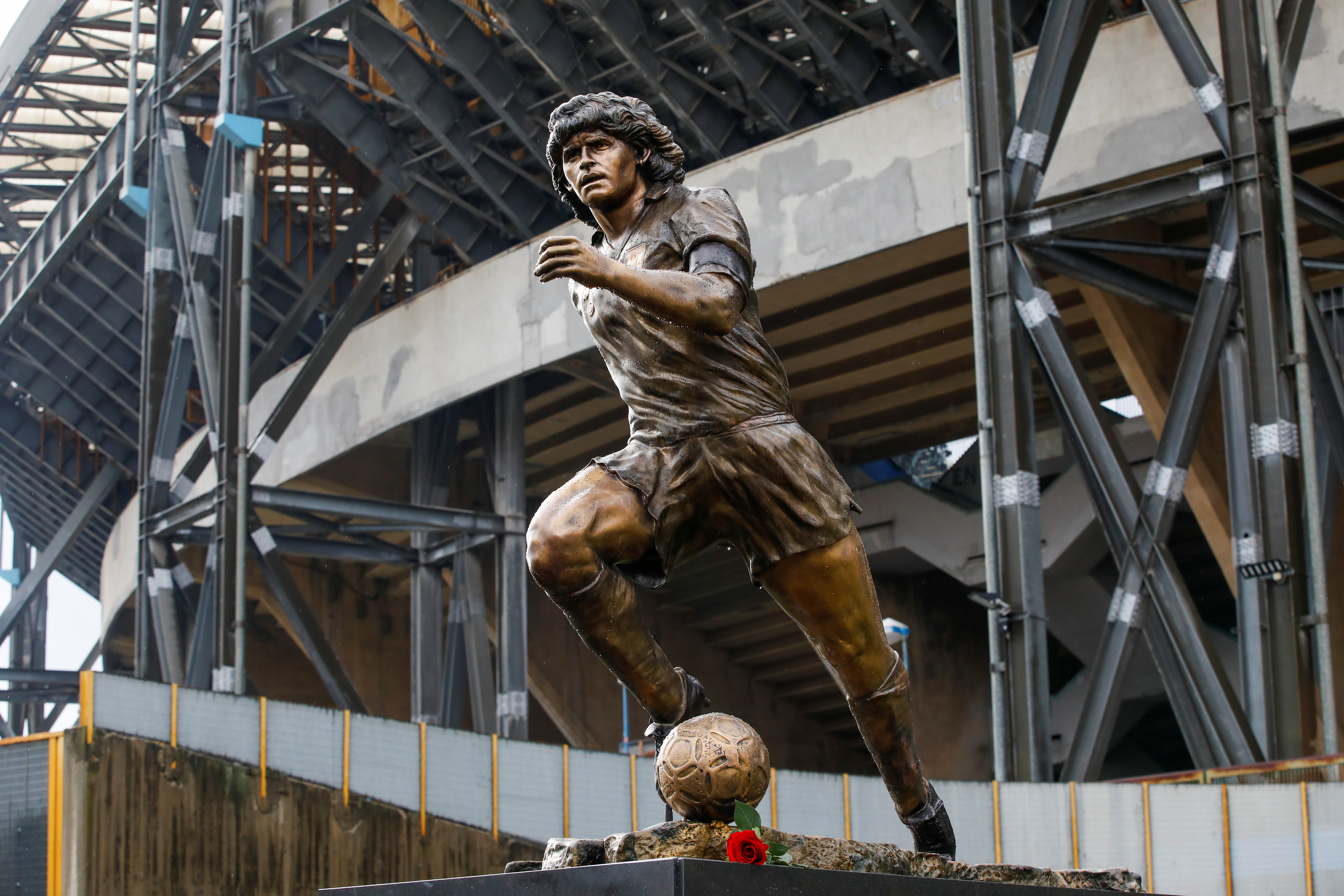 The statue of Maradona, in the eye of the storm (REUTERS / Ciro De Luca)