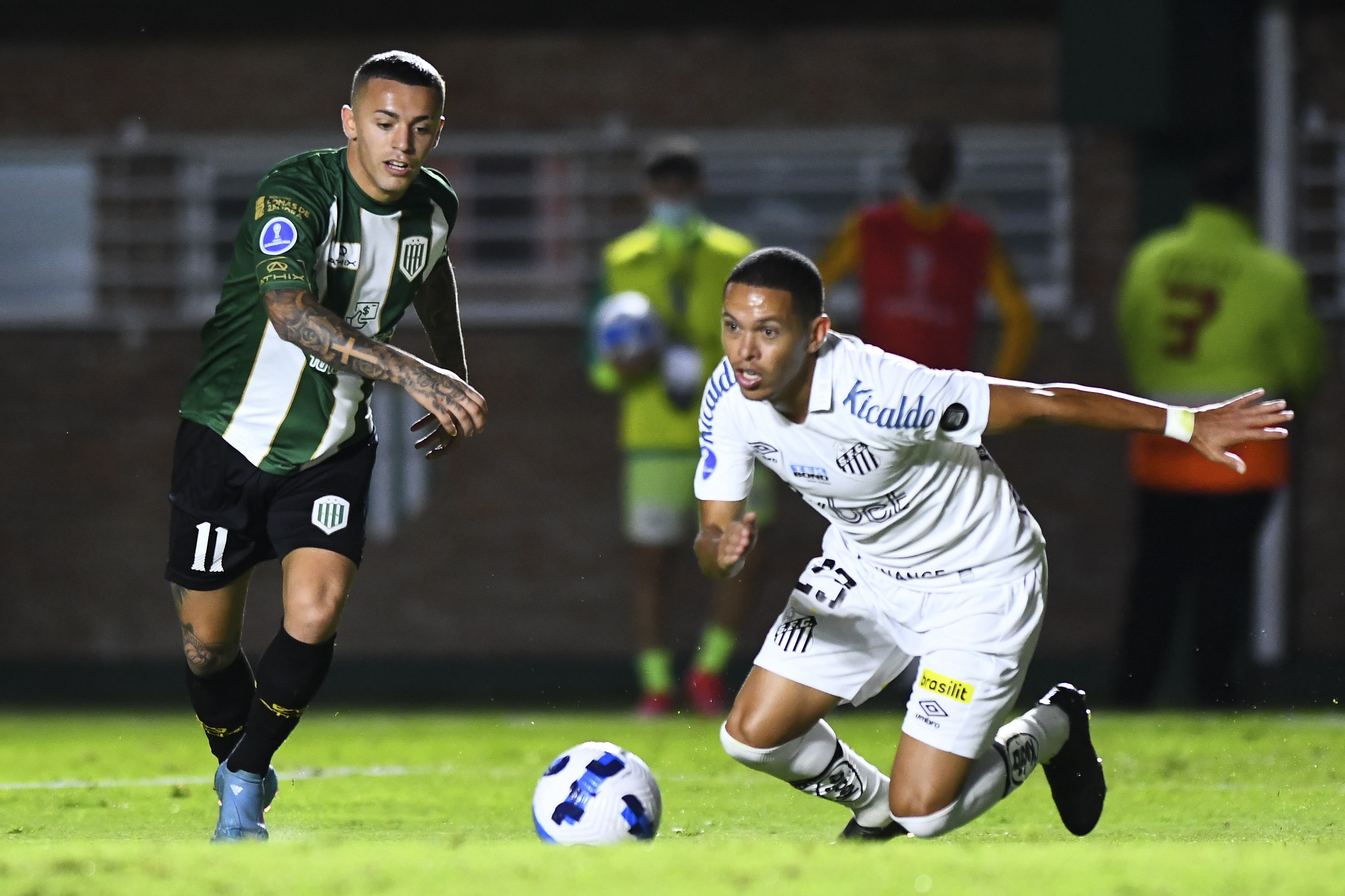 Agustín Urzi jugando un partido de la Copa Sudamericana ante Santos en 2022