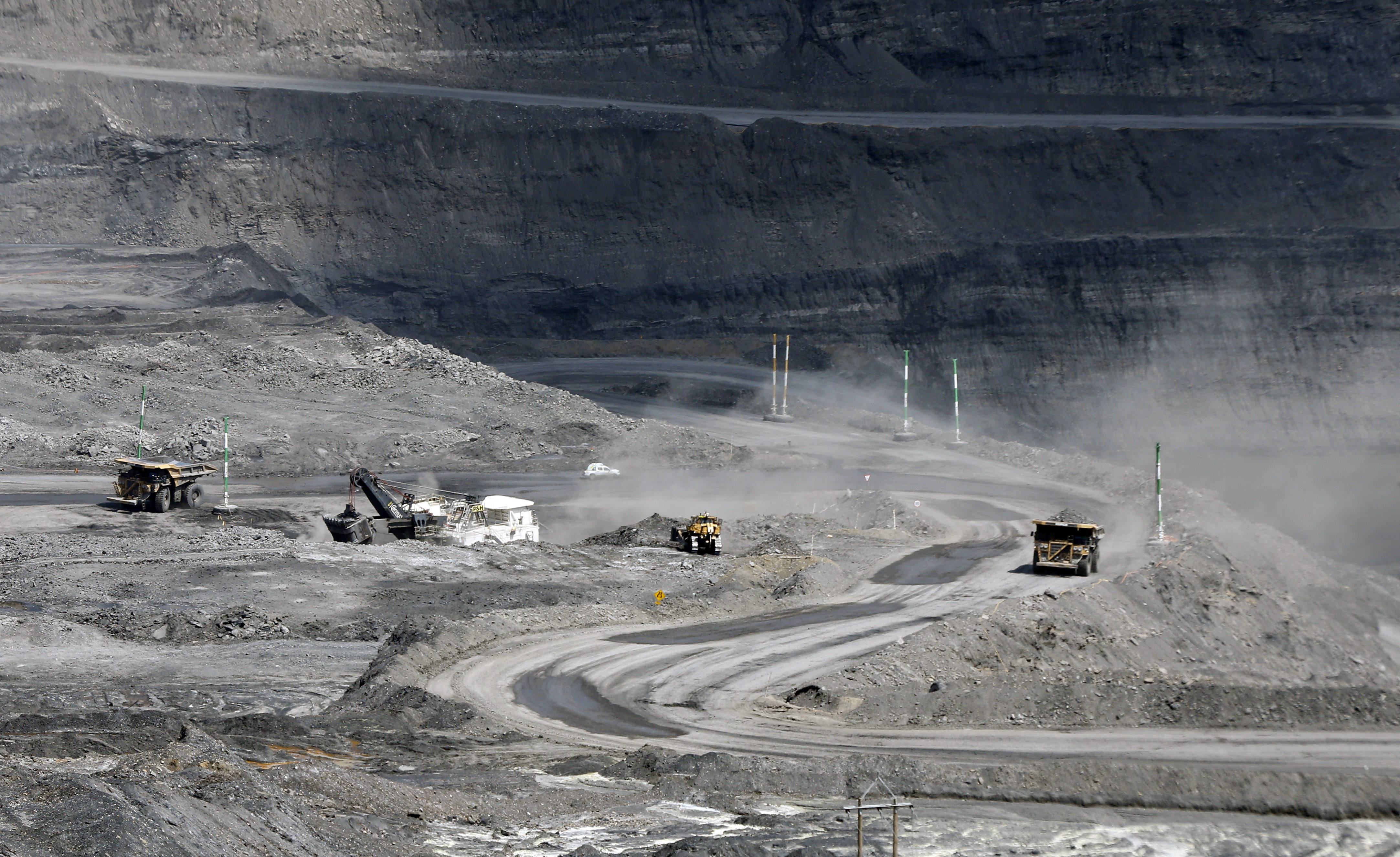 Recientemente Glencore se convierte en propietario único de la mina colombiana de Cerrejón. Fotografía de archivo, de camiones que transportan material extraído de la concesión del Cerrejón en La Guajira (Colombia). EFE/Mauricio Dueñas Castañeda
