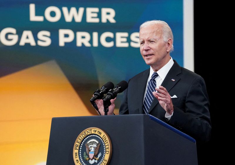 El presidente de Estados Unidos, Joe Biden, habla sobre los precios de la gasolina durante una intervención en la Casa Blanca, en Washington, Estados Unidos, el 22 de junio de 2022. REUTERS/Kevin Lamarque