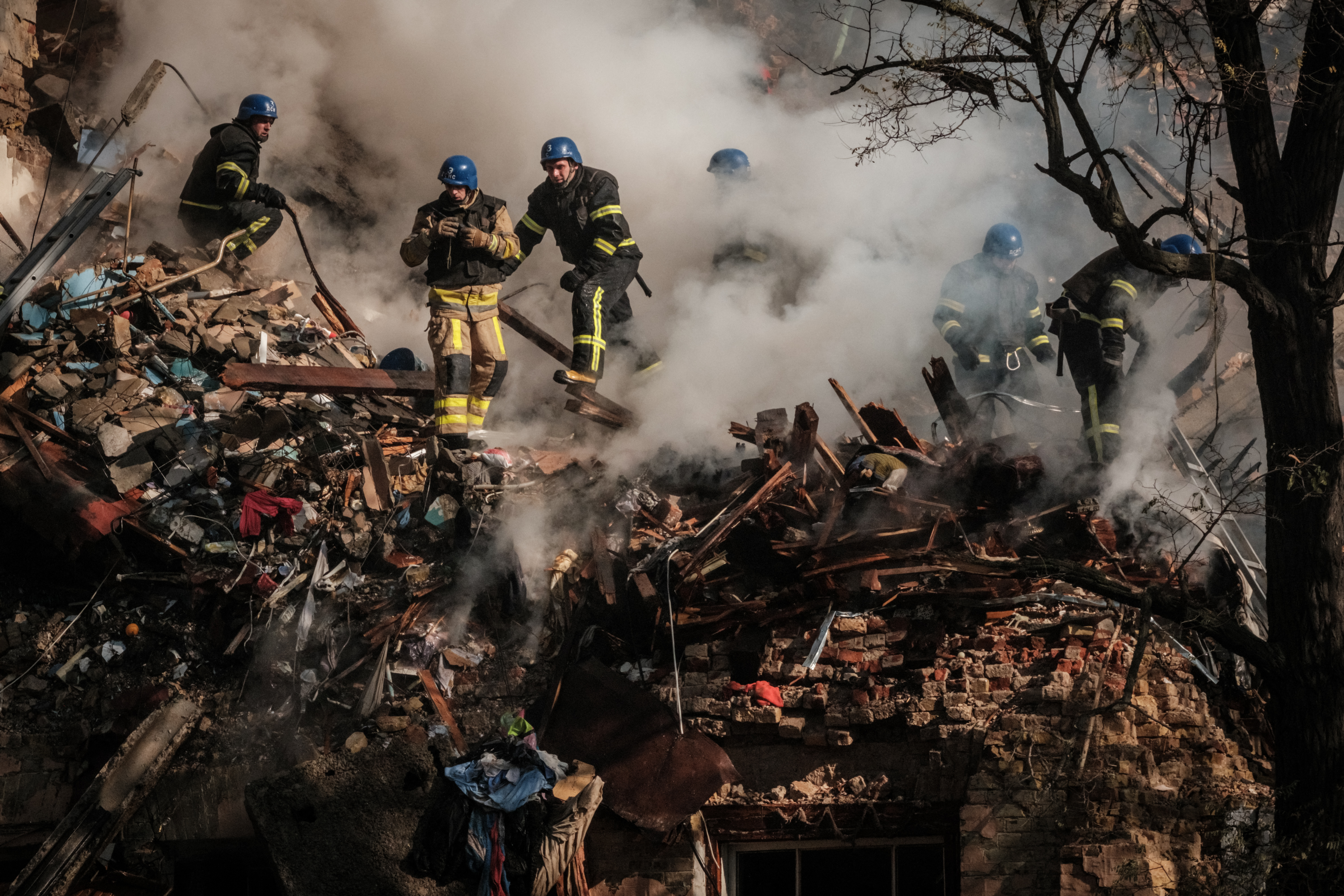 Los bomberso trabajan entre los escombros de un edificio destruido por un dron iraní (Yasuyoshi CHIBA / AFP)