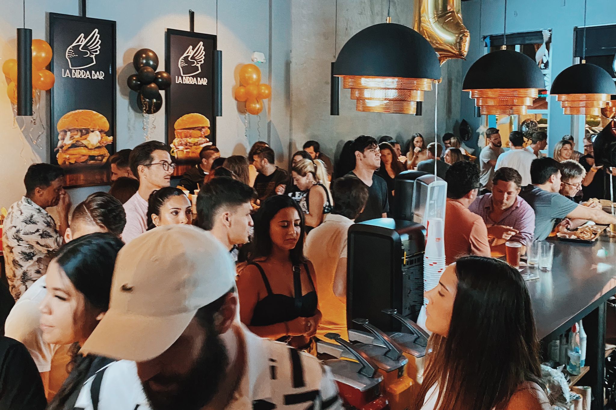 La Birra Bar originalmente establecido en Buenos Aires, Argentina, se ha convertido en un restaurante de hamburguesas y cervezas artesanales extremadamente conocido.